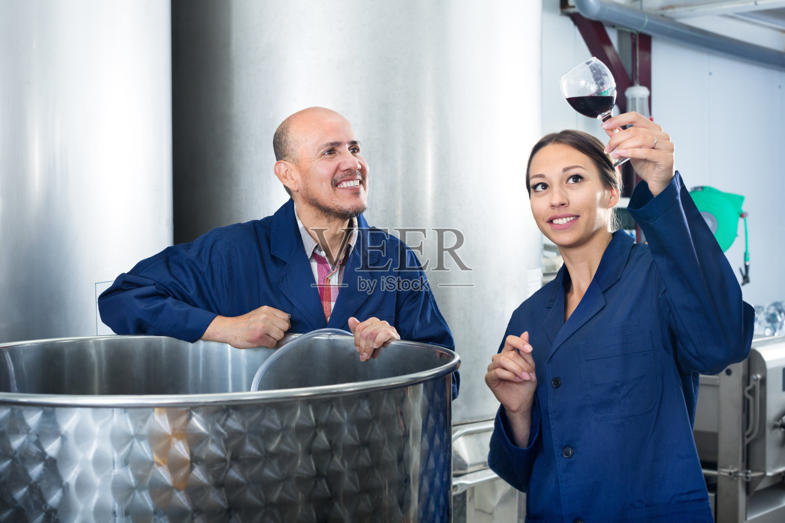 酒庄工人拿着酒杯照片摄影图片