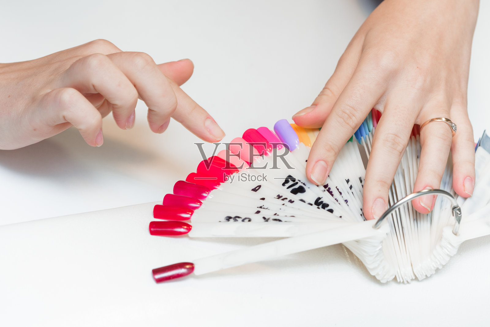 女孩选择波兰颜色做指甲。照片摄影图片
