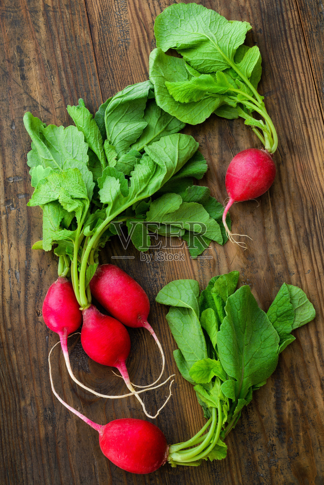 新鲜的有机萝卜放在木桌上，俯视图照片摄影图片