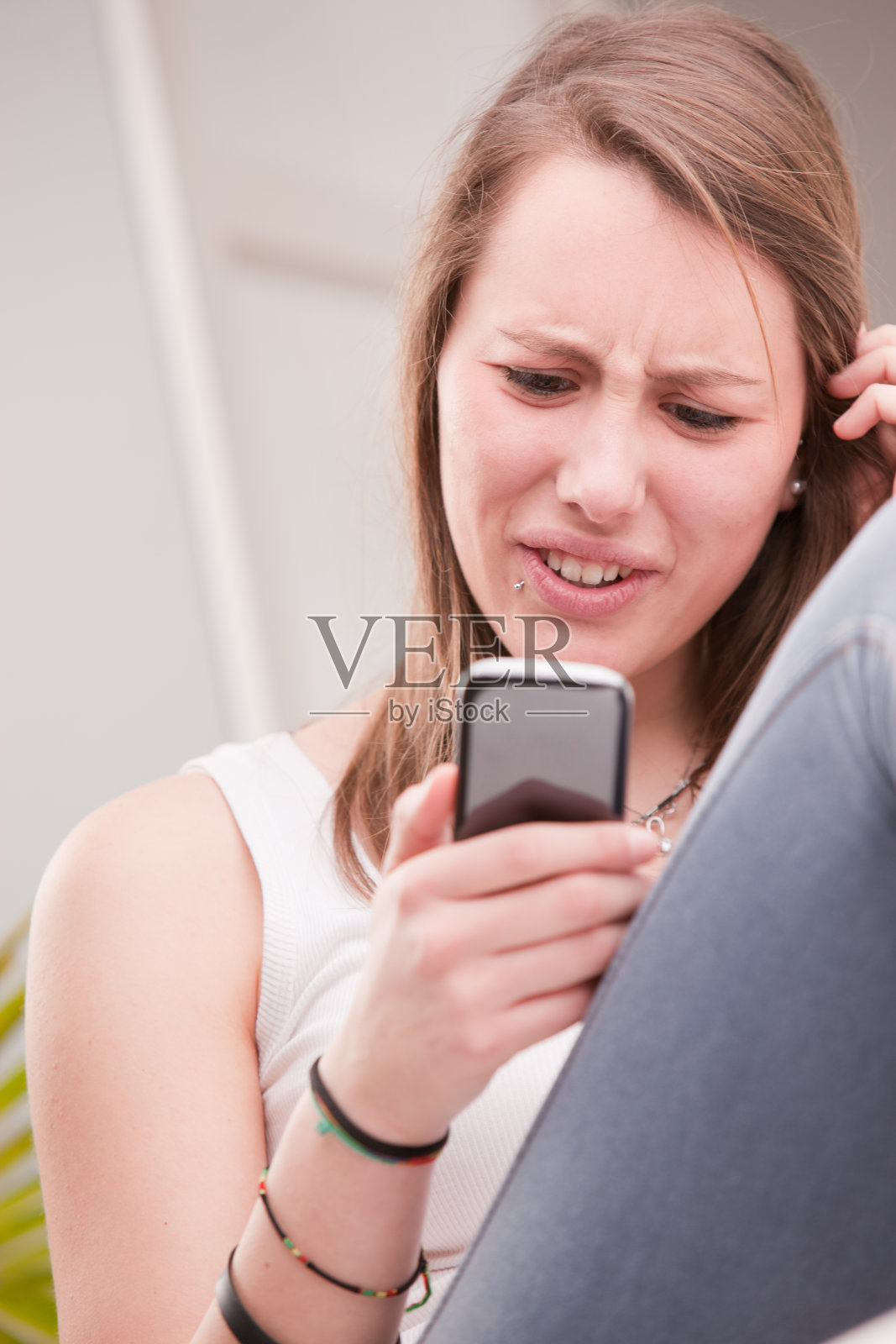 电话里有个女孩心烦意乱照片摄影图片