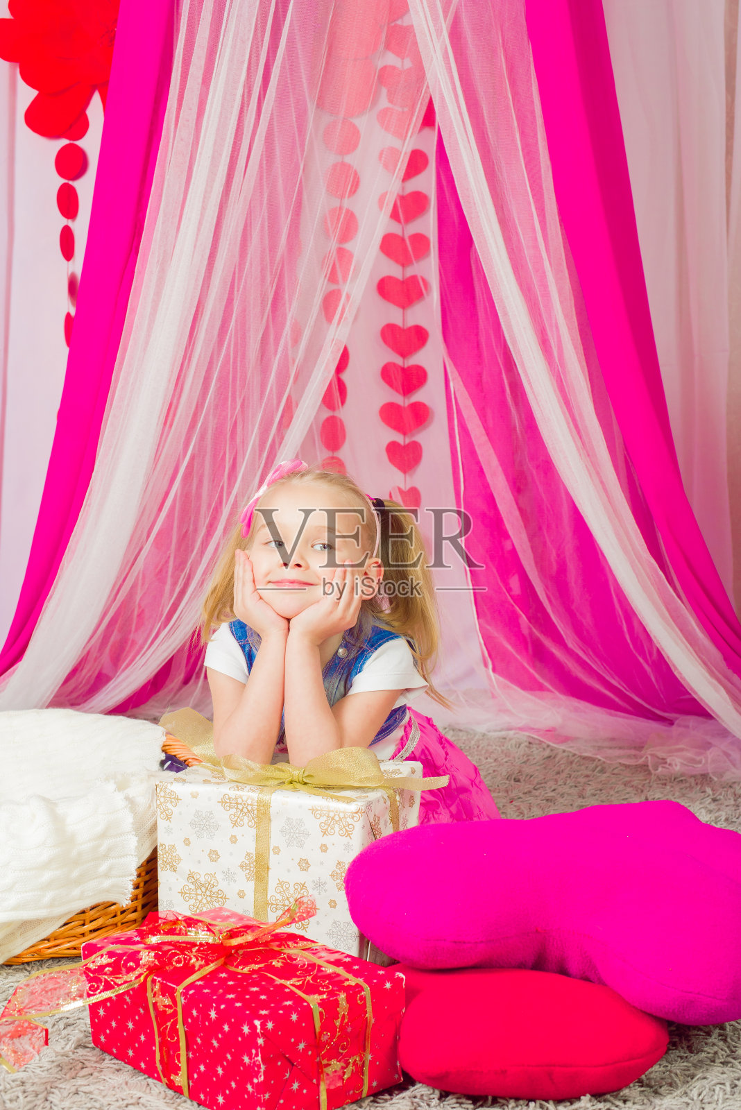 穿粉红色裙子的小女孩照片摄影图片