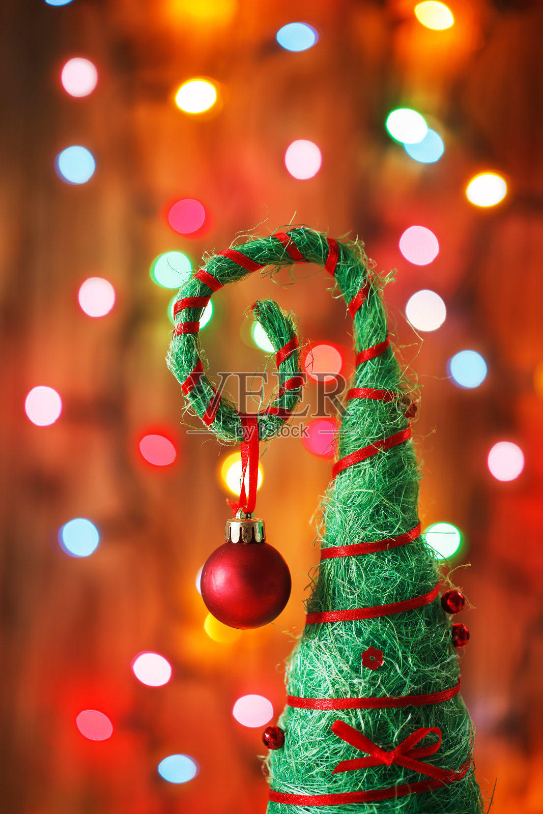 手工制作的圣诞树装饰背光模糊照片摄影图片