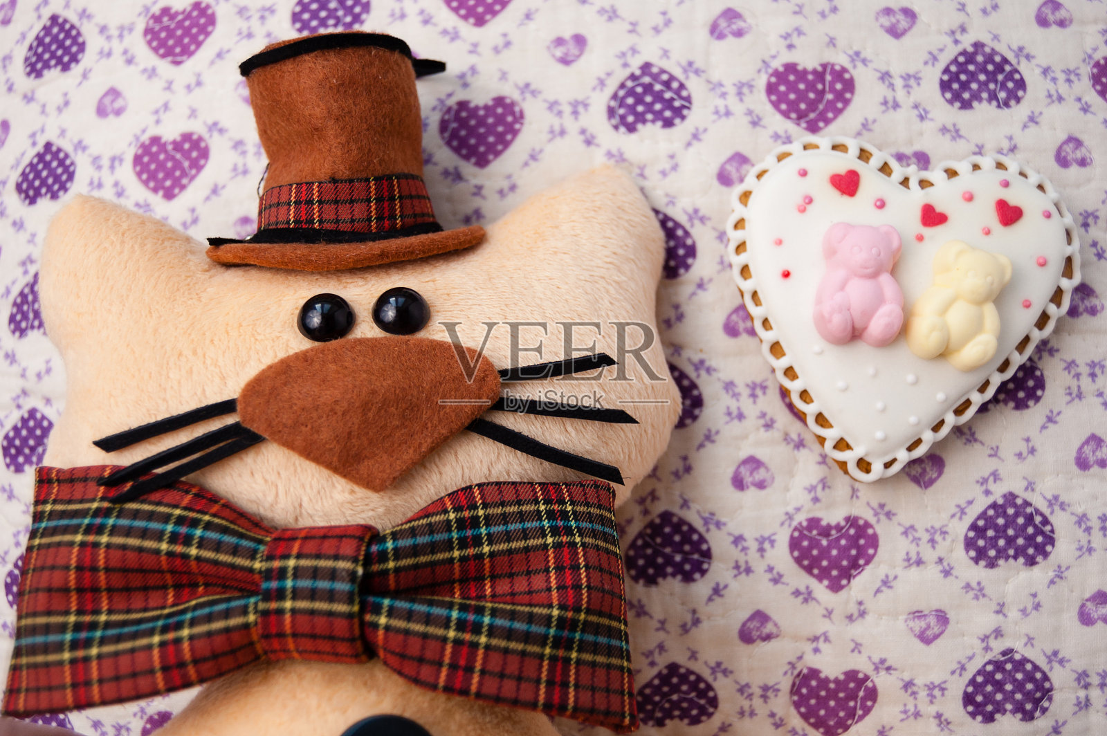 心形的玩具猫和姜饼照片摄影图片