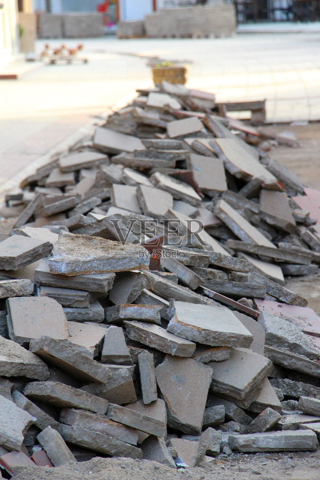 人行道上的碎片照片摄影图片