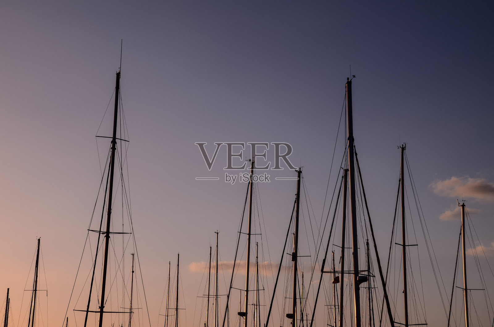 海洋中的剪影船照片摄影图片