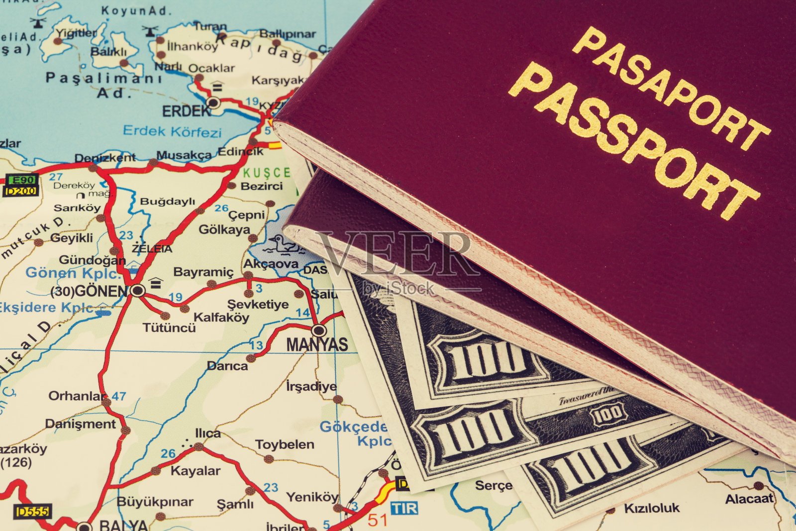 两张护照和路线图照片摄影图片