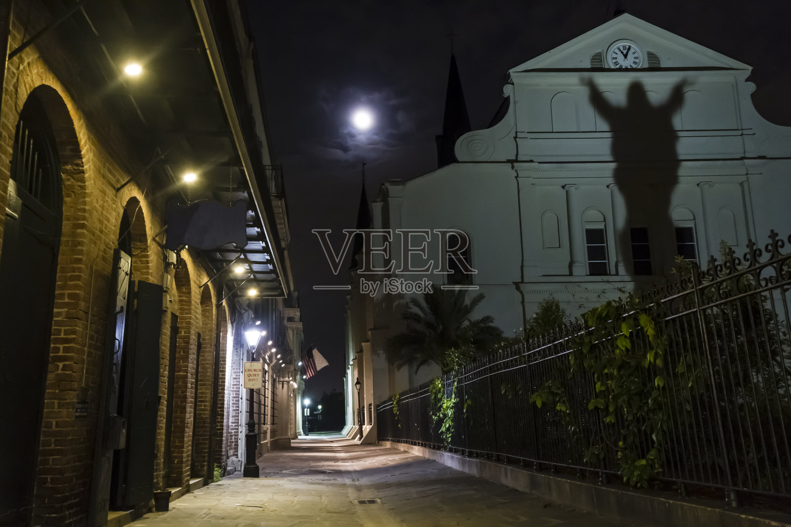 安托万神父巷，满月照片摄影图片