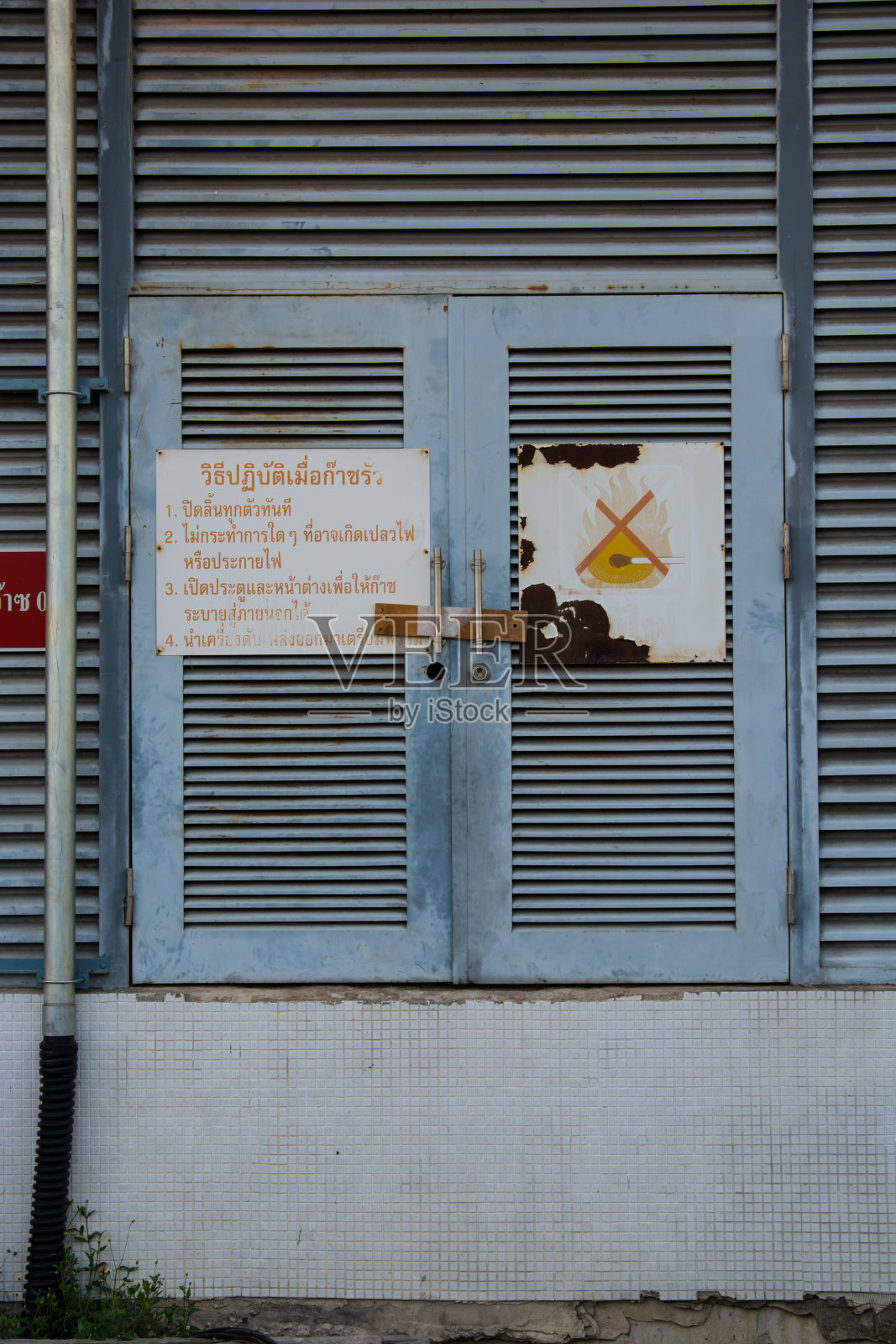 旧门上的警告标志照片摄影图片