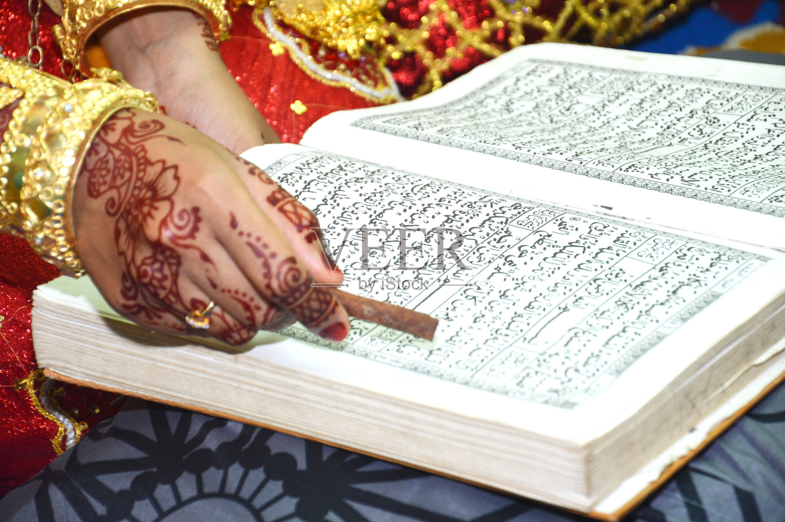 印度尼西亚新娘手上的指甲花照片摄影图片