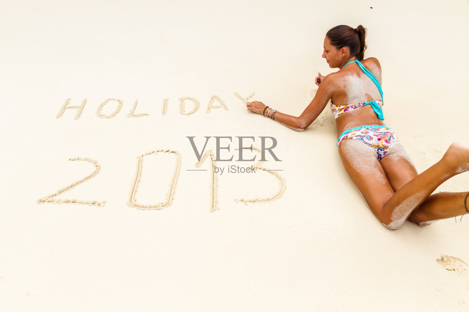 在海滩上放松照片摄影图片