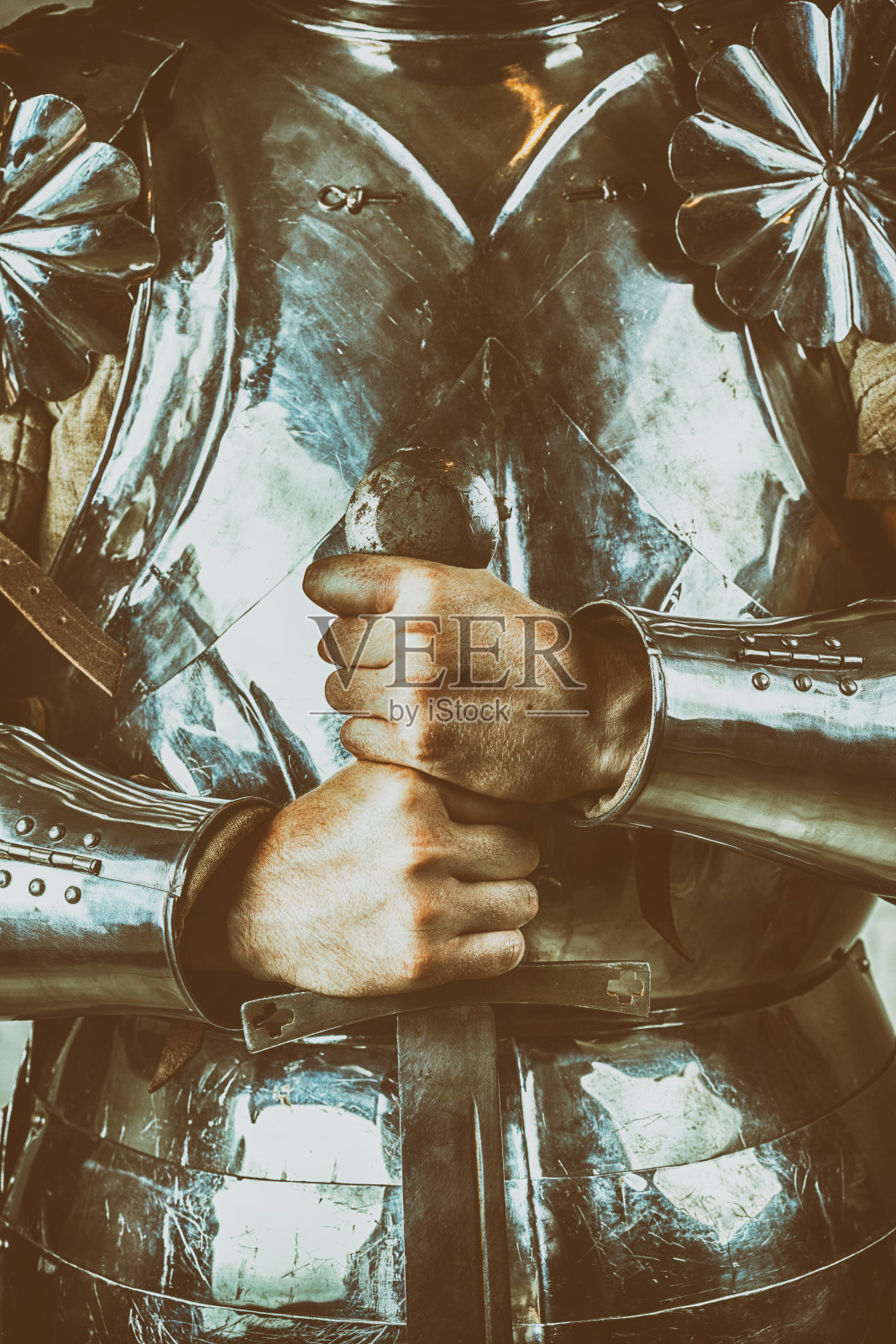 身穿盔甲，手持双手剑的骑士照片摄影图片