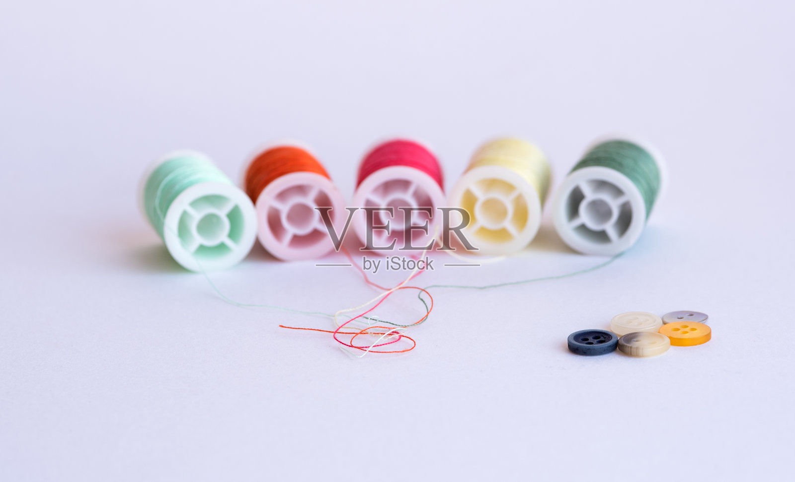 五颜六色的缝纫线卷照片摄影图片