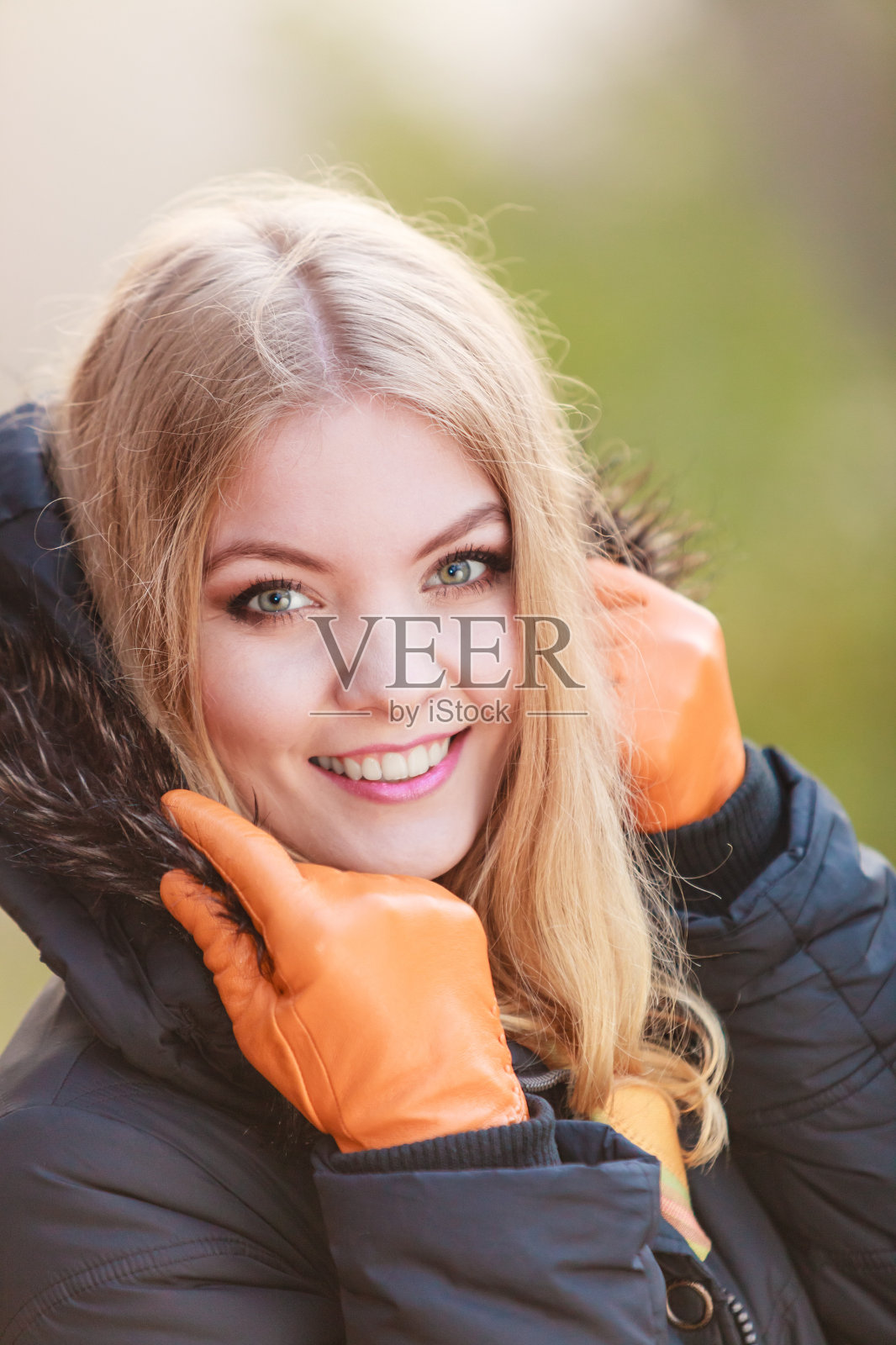 穿着夹克的漂亮微笑女人。照片摄影图片