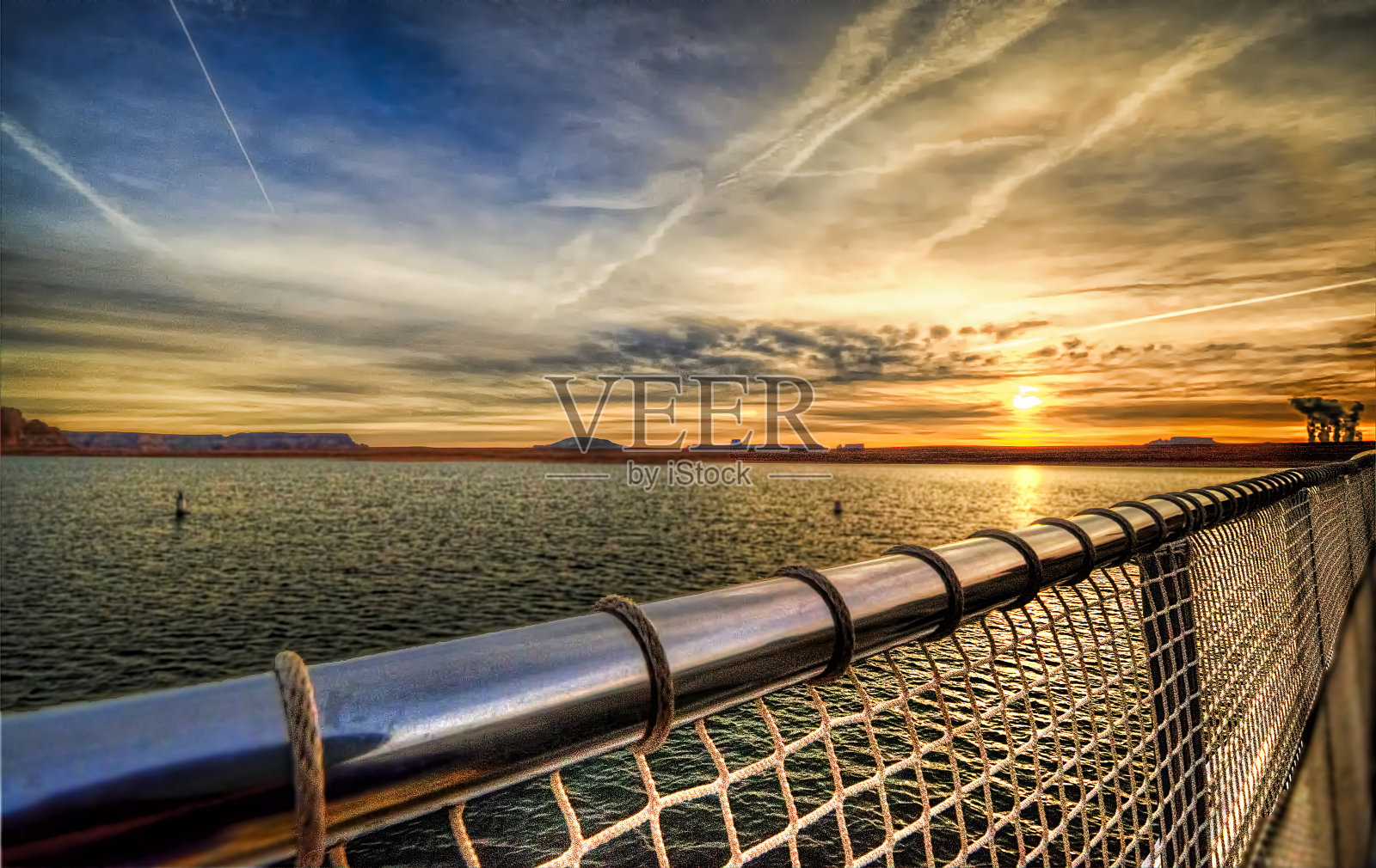 湖上生机勃勃的日出照片摄影图片