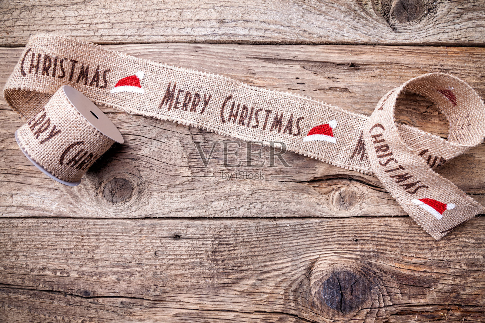 木制背景上的圣诞彩带照片摄影图片
