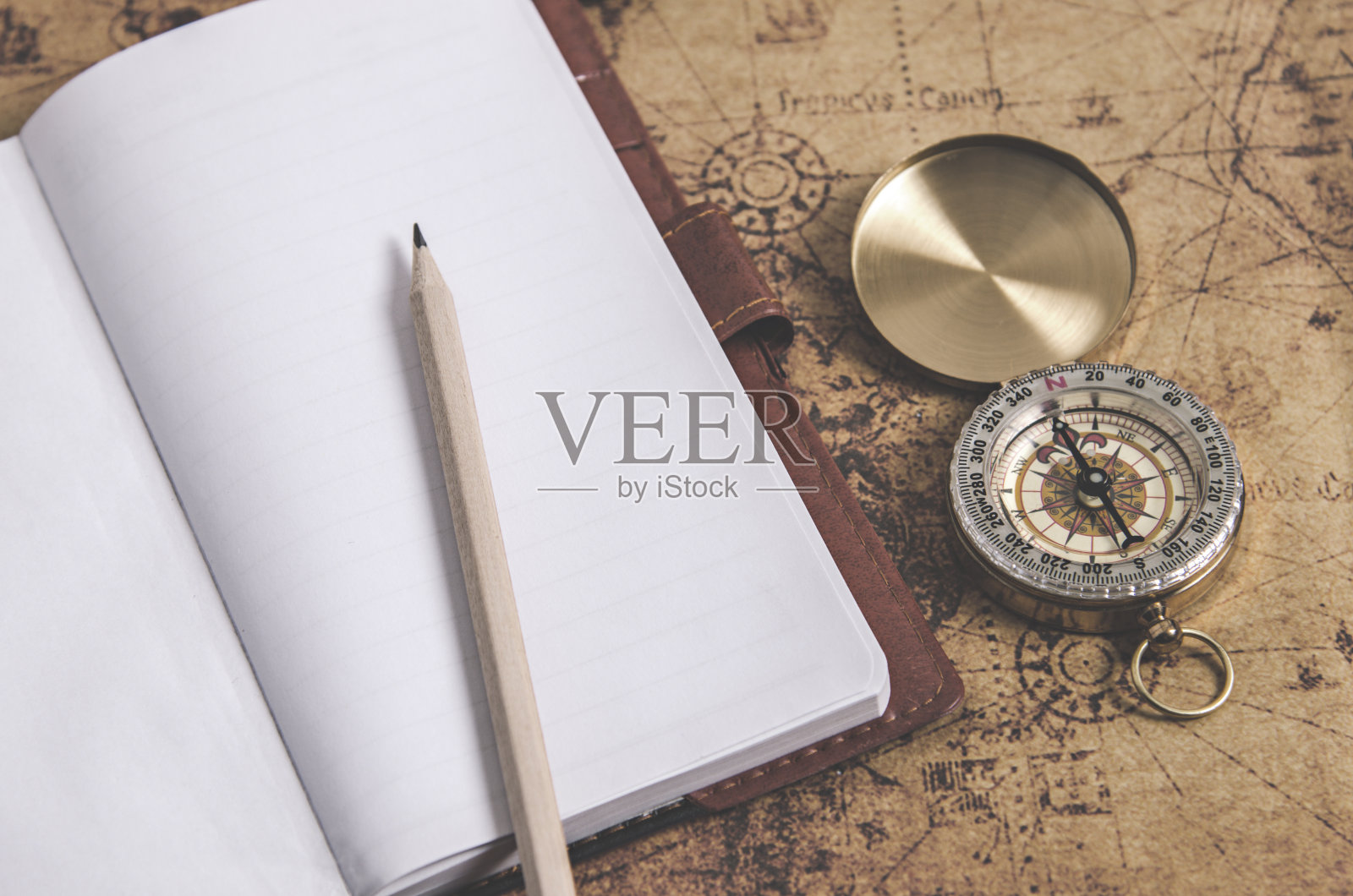 旧地图上的指南针照片摄影图片