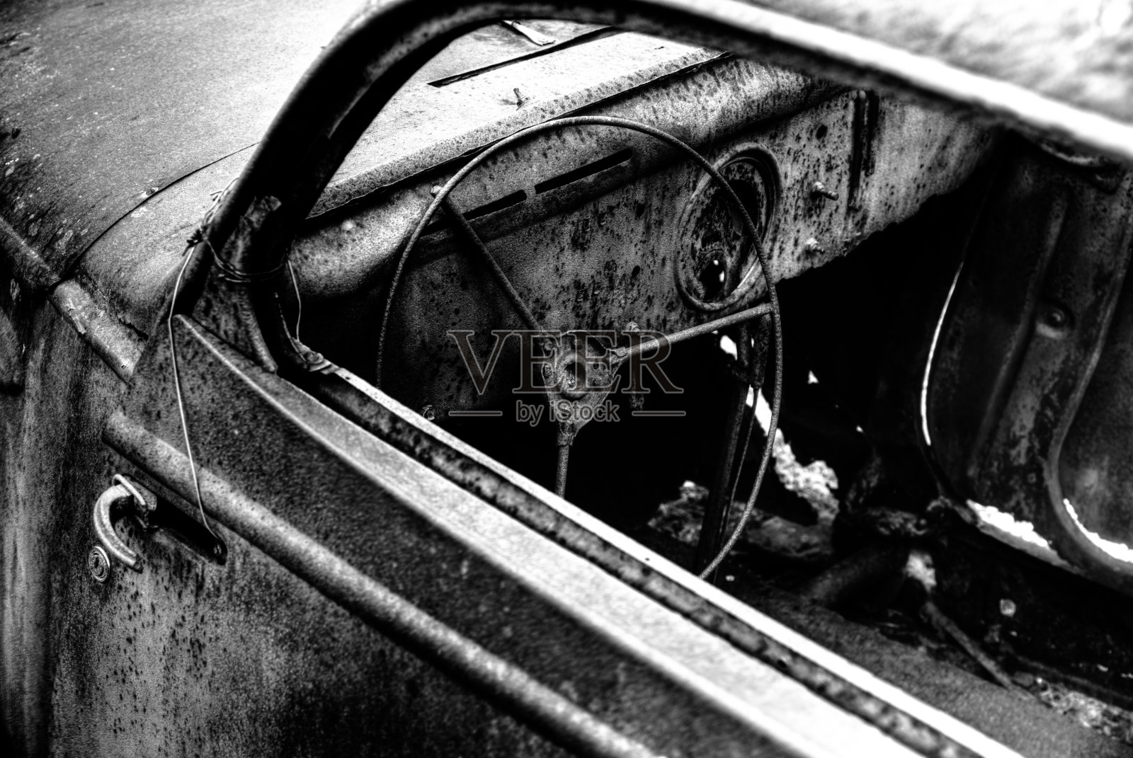 废弃的汽车，在黑色和白色照片摄影图片