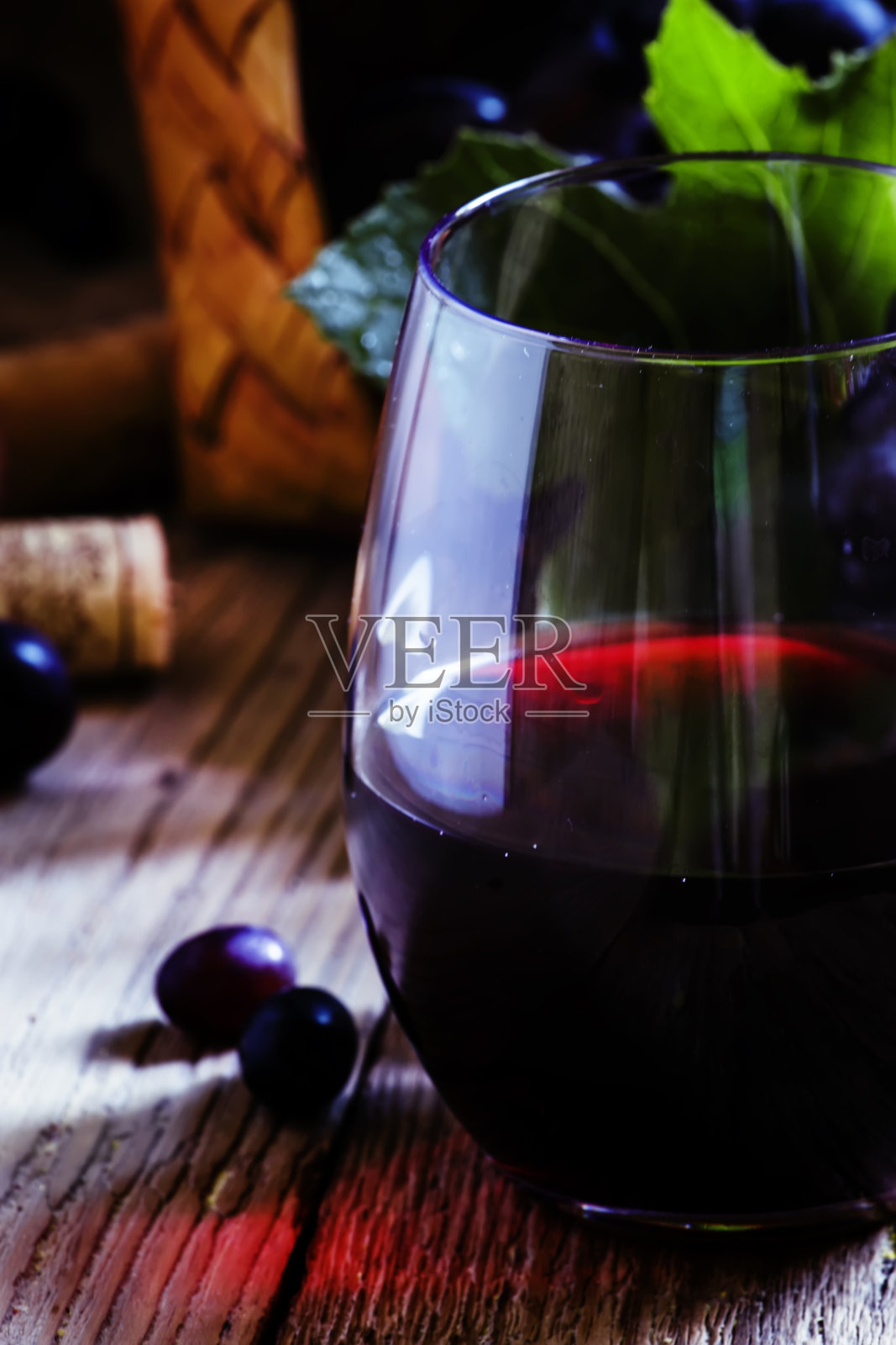 桌上有一杯干红葡萄酒照片摄影图片