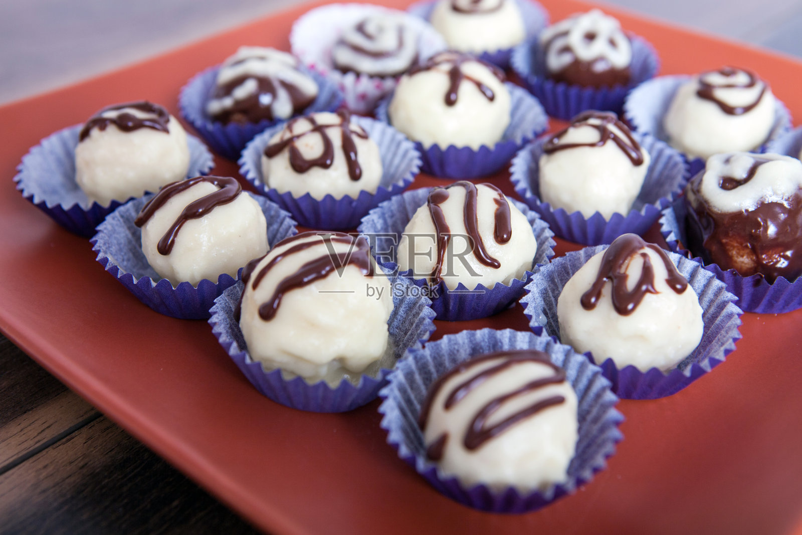 白巧克力蛋糕卷照片摄影图片