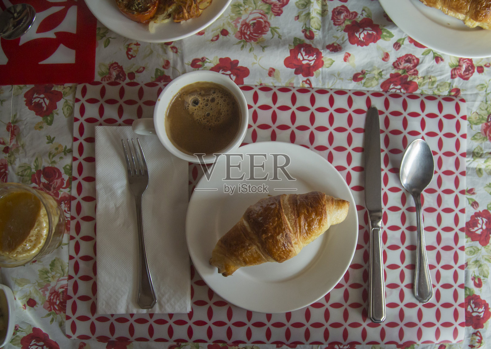 咖啡和羊角面包照片摄影图片