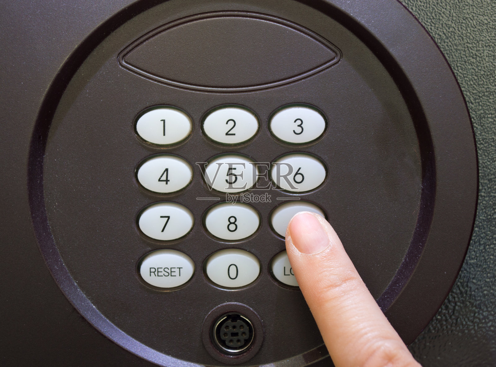 用手打开保险箱照片摄影图片