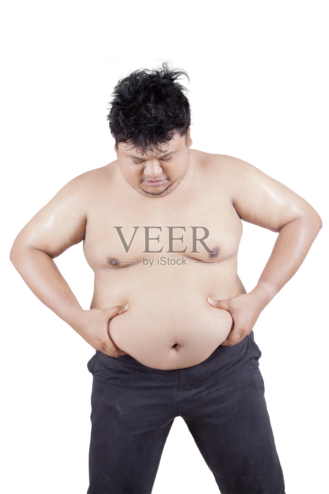 在演播室里，“超重”显示了他的胃照片摄影图片