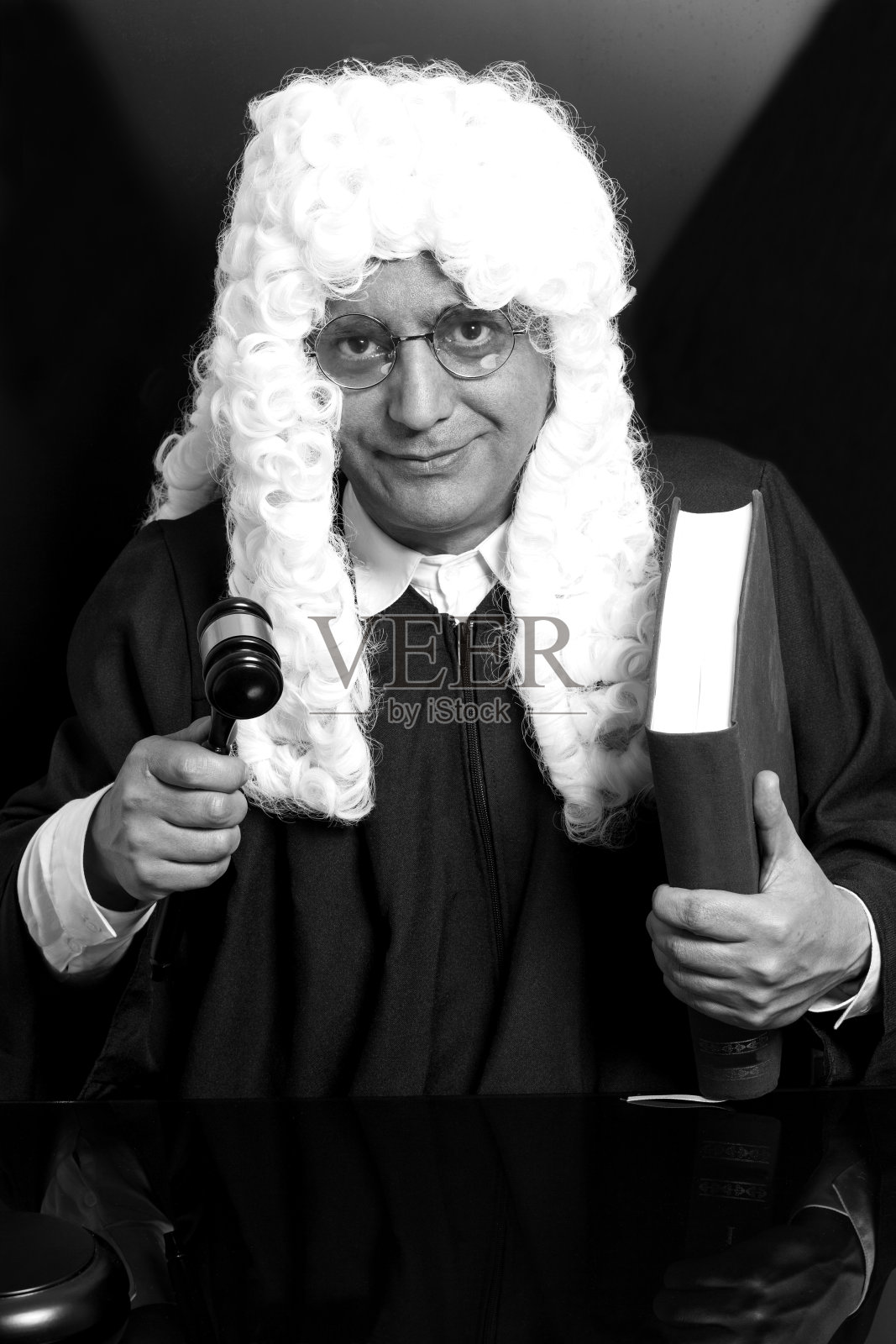 男性律师拿着法官木槌和书的肖像。黑白肖像照片摄影图片