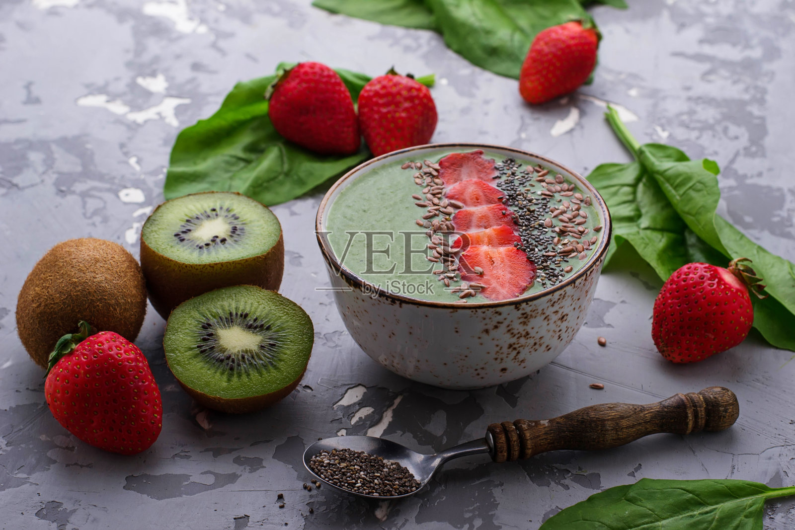 菠菜奶昔碗。照片摄影图片