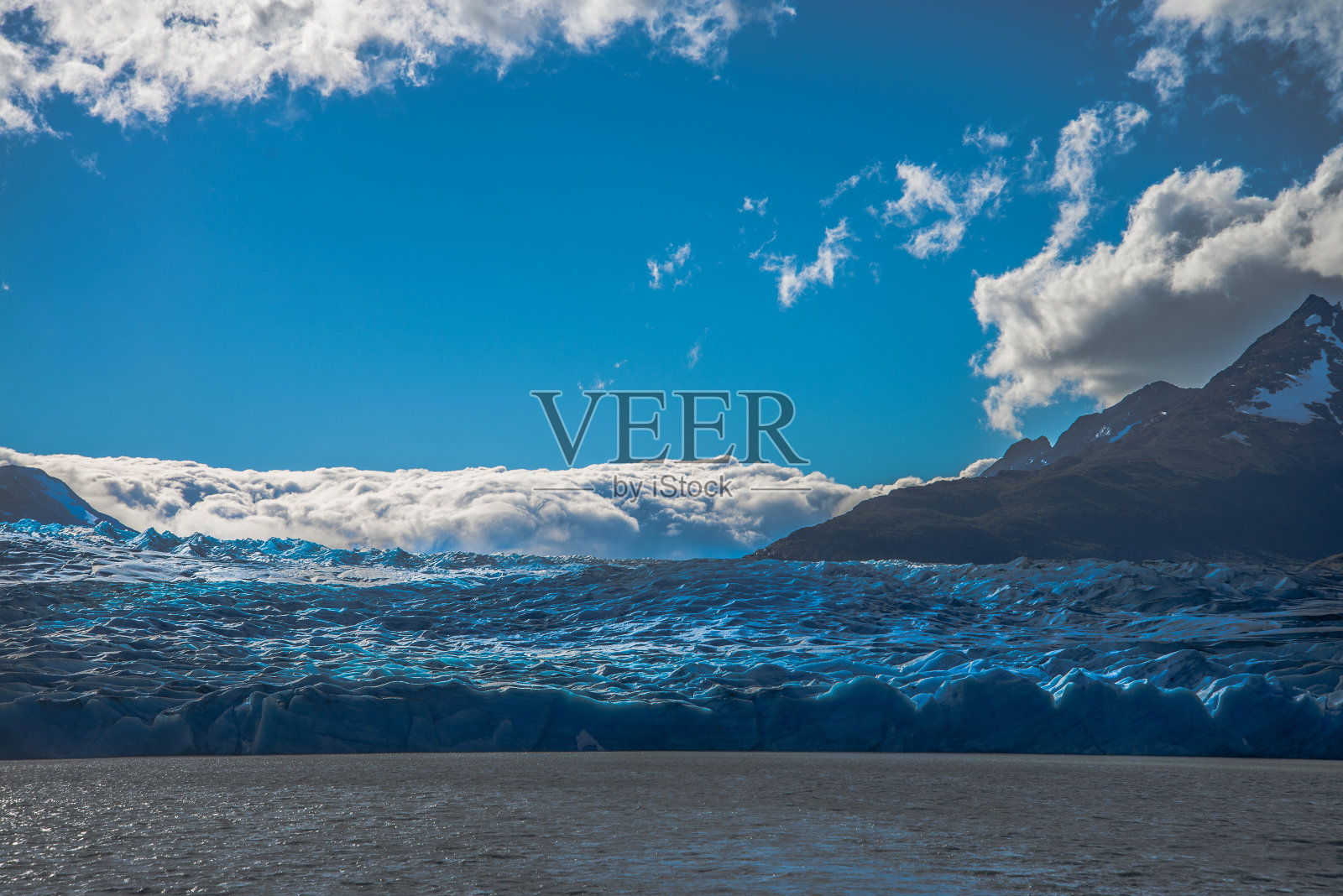 灰色的冰川湖照片摄影图片