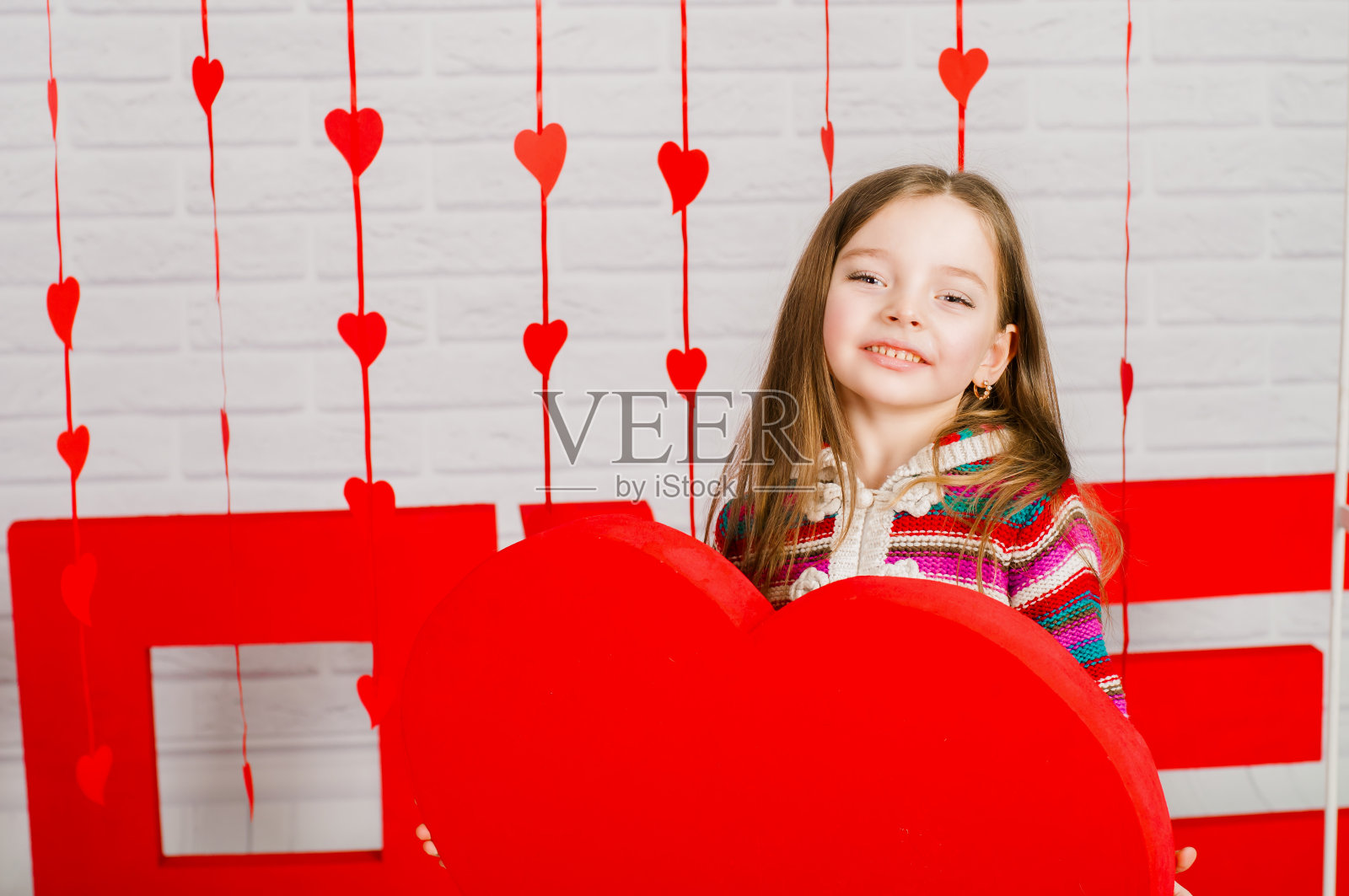 小女孩在情人节那天戴着装饰品照片摄影图片