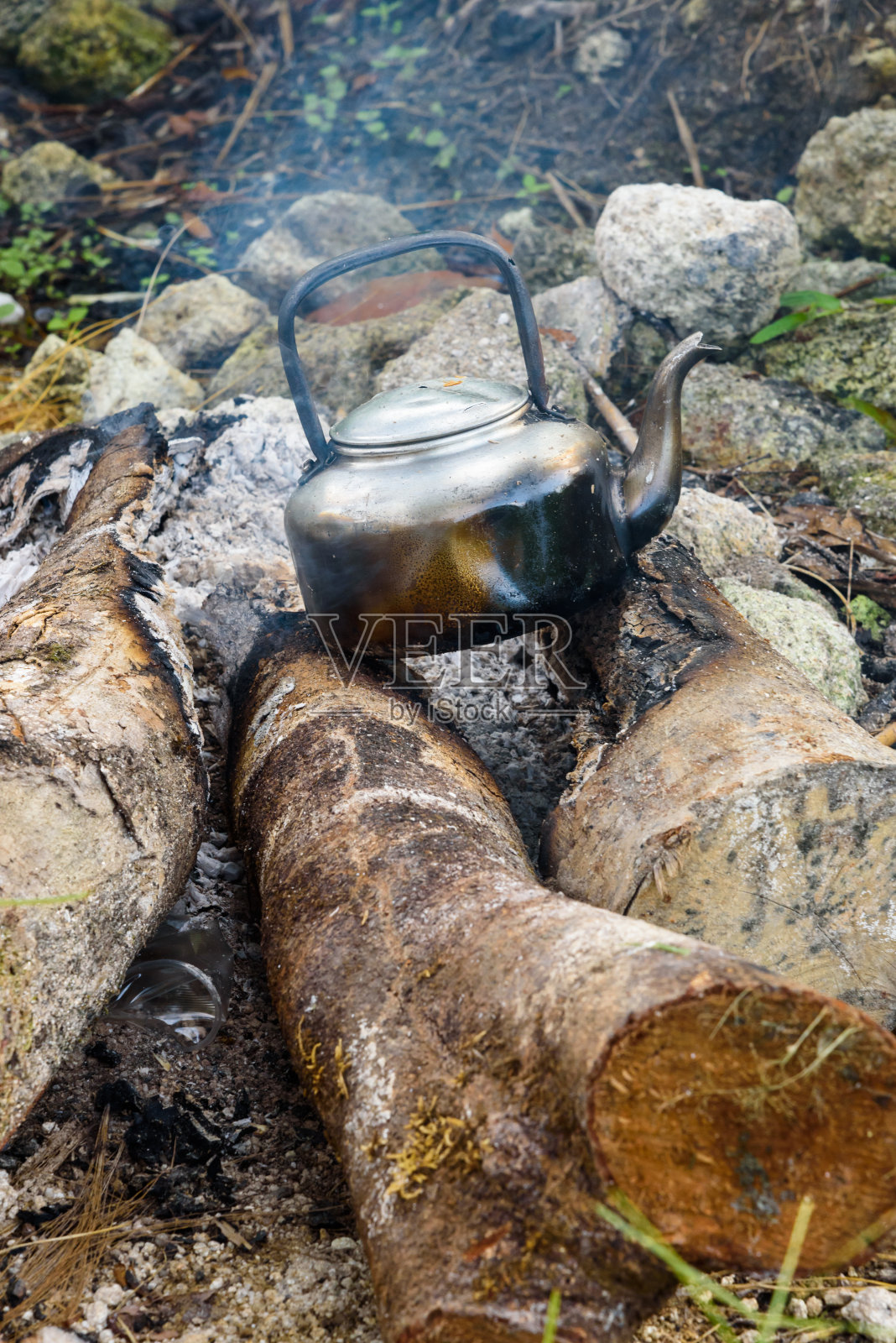 古老的野生水壶与燃烧的原木照片摄影图片