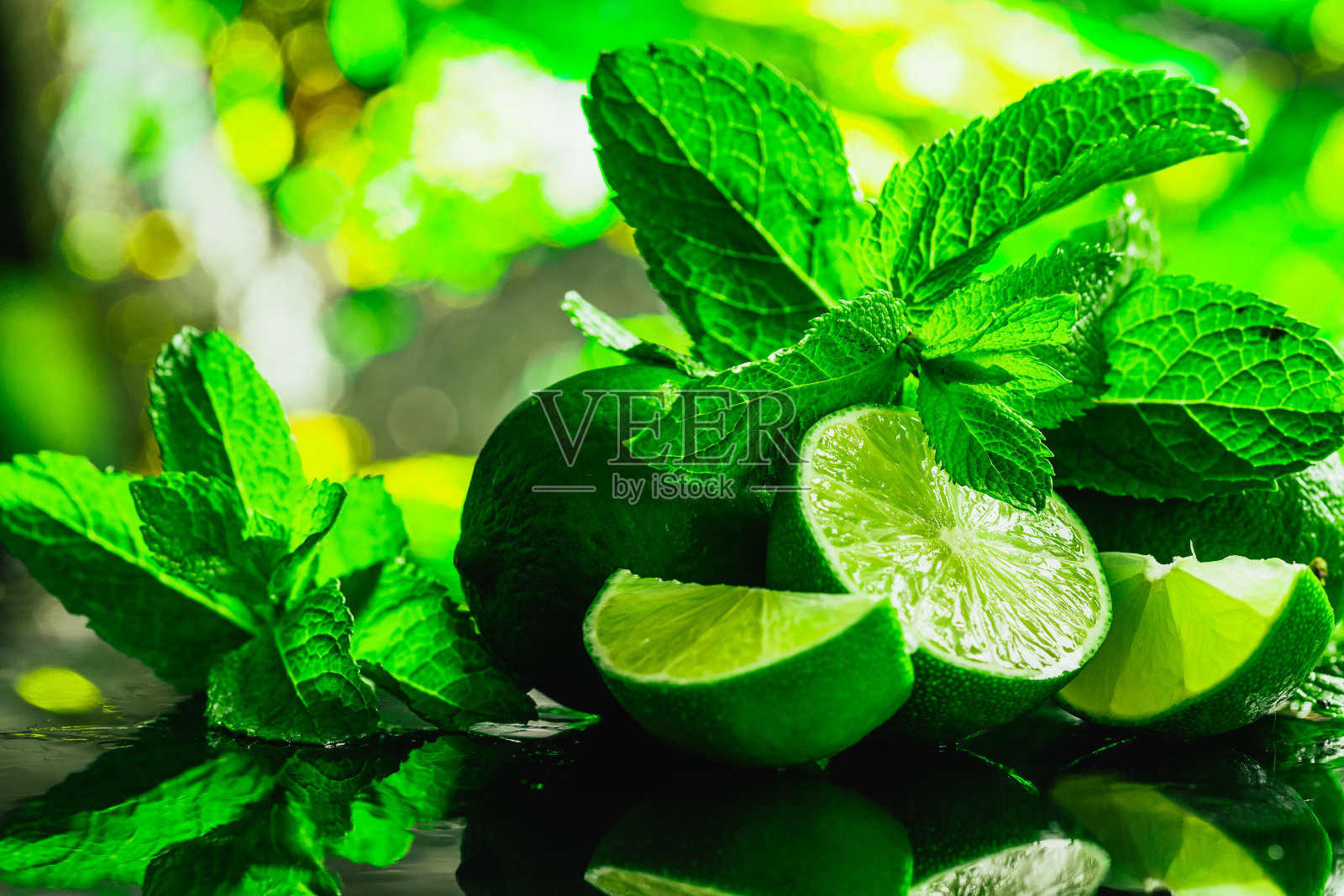 新鲜的绿色薄荷和酸橙在黑暗的特写照片摄影图片