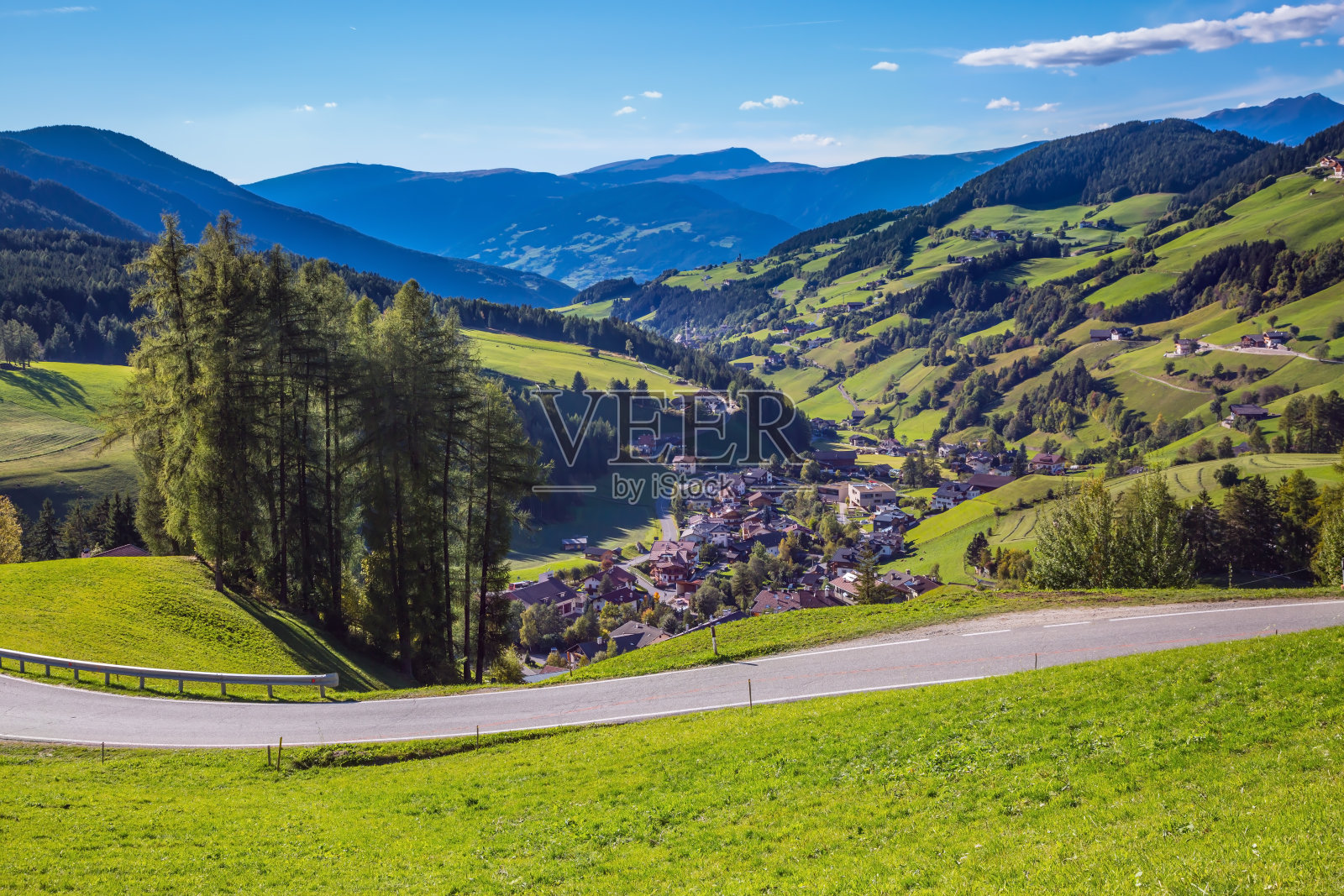 狭窄的道路照片摄影图片