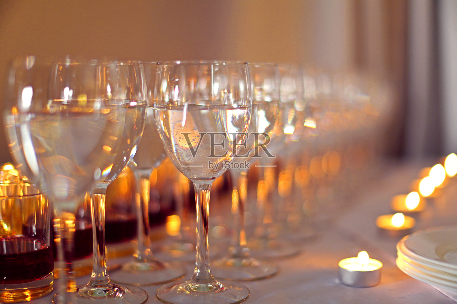 玻璃杯可以排成一排照片摄影图片