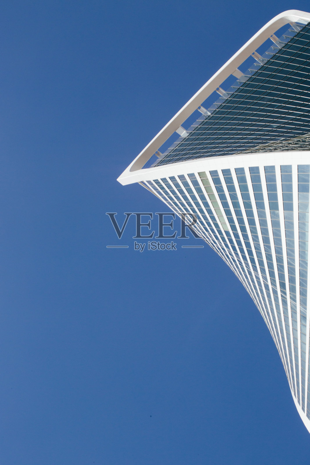 蓝天映衬下的摩天大楼照片摄影图片