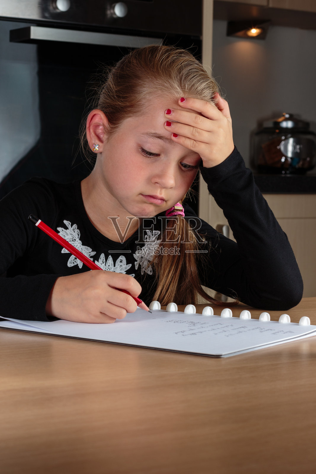 小女孩在餐桌上做作业照片摄影图片
