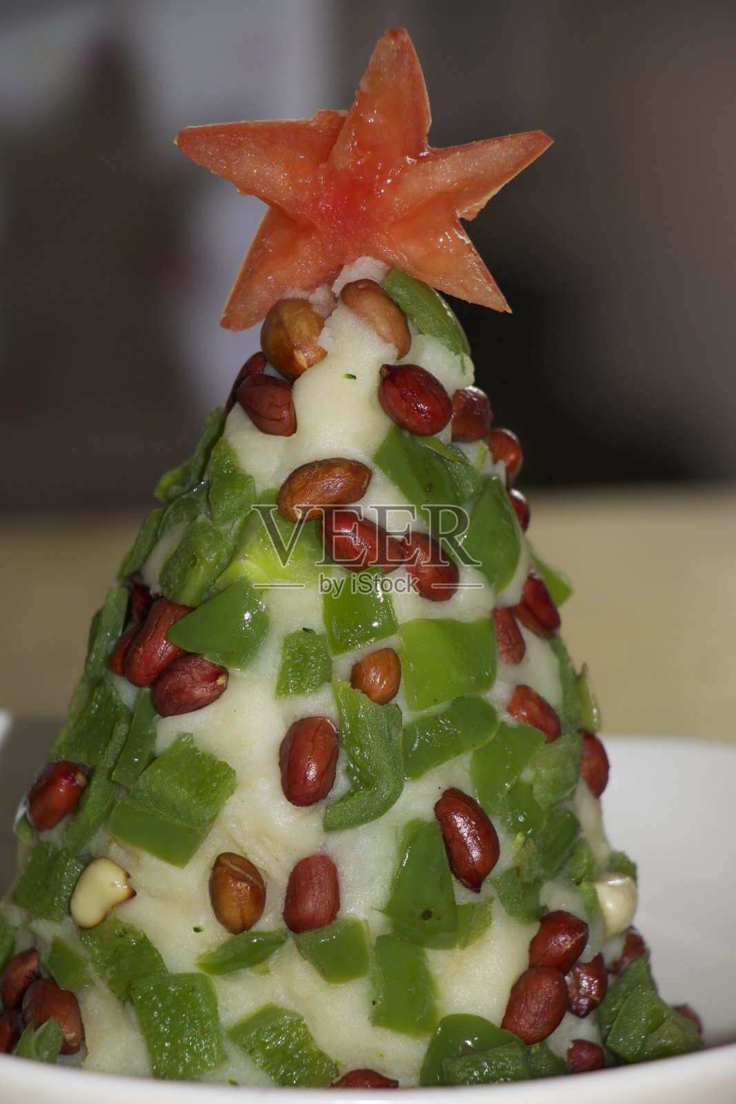 食物用土豆泥、花生、胡椒制成的圣诞树照片摄影图片