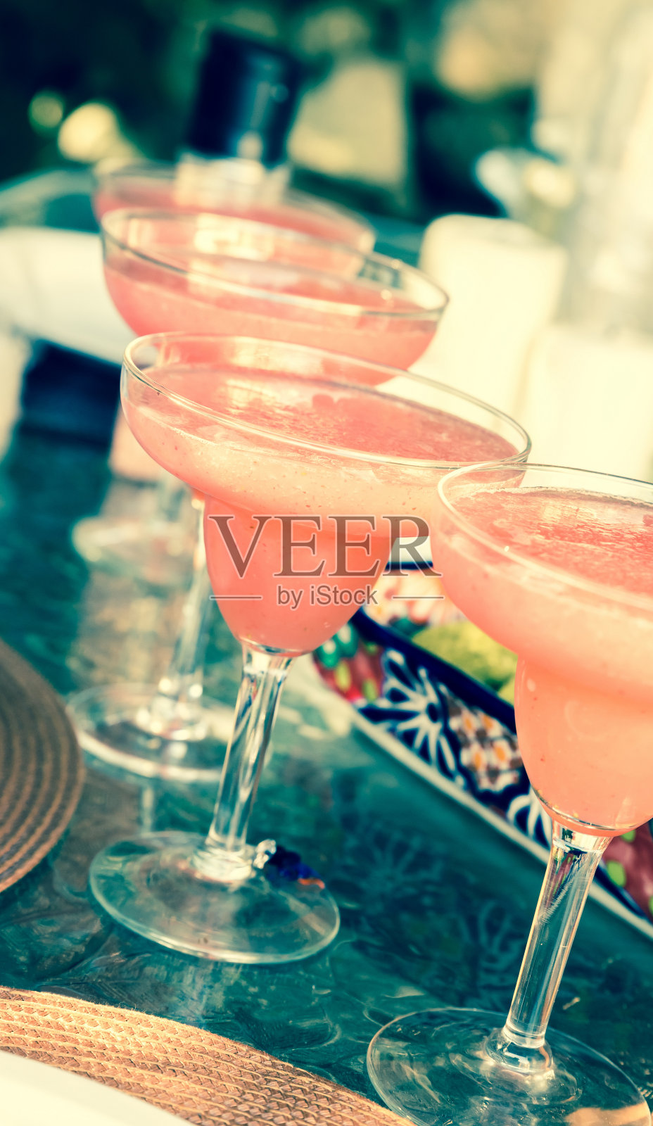 草莓玛格丽塔鸡尾酒照片摄影图片