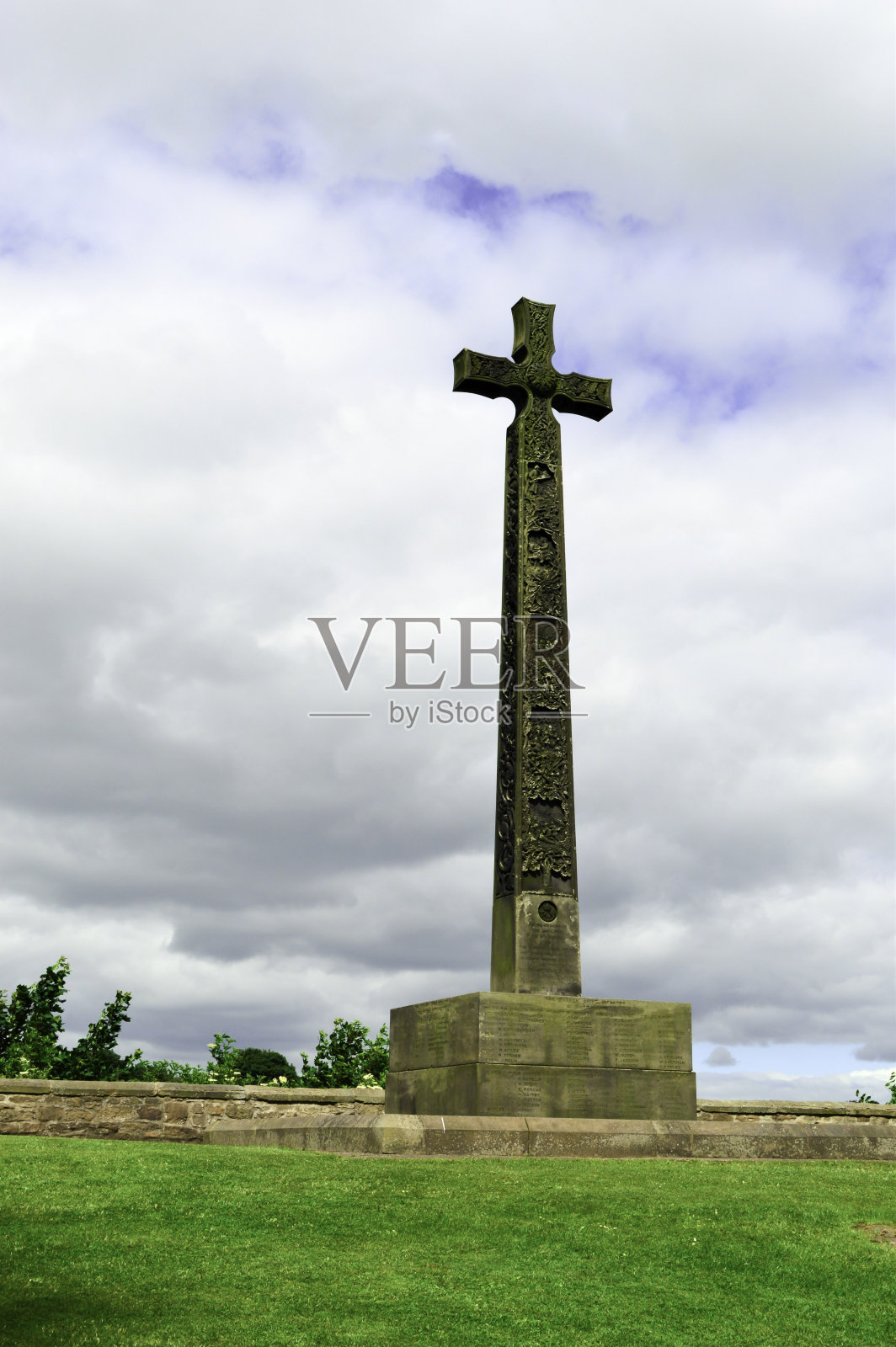 十字架纪念碑，多云的天空，英国达勒姆照片摄影图片