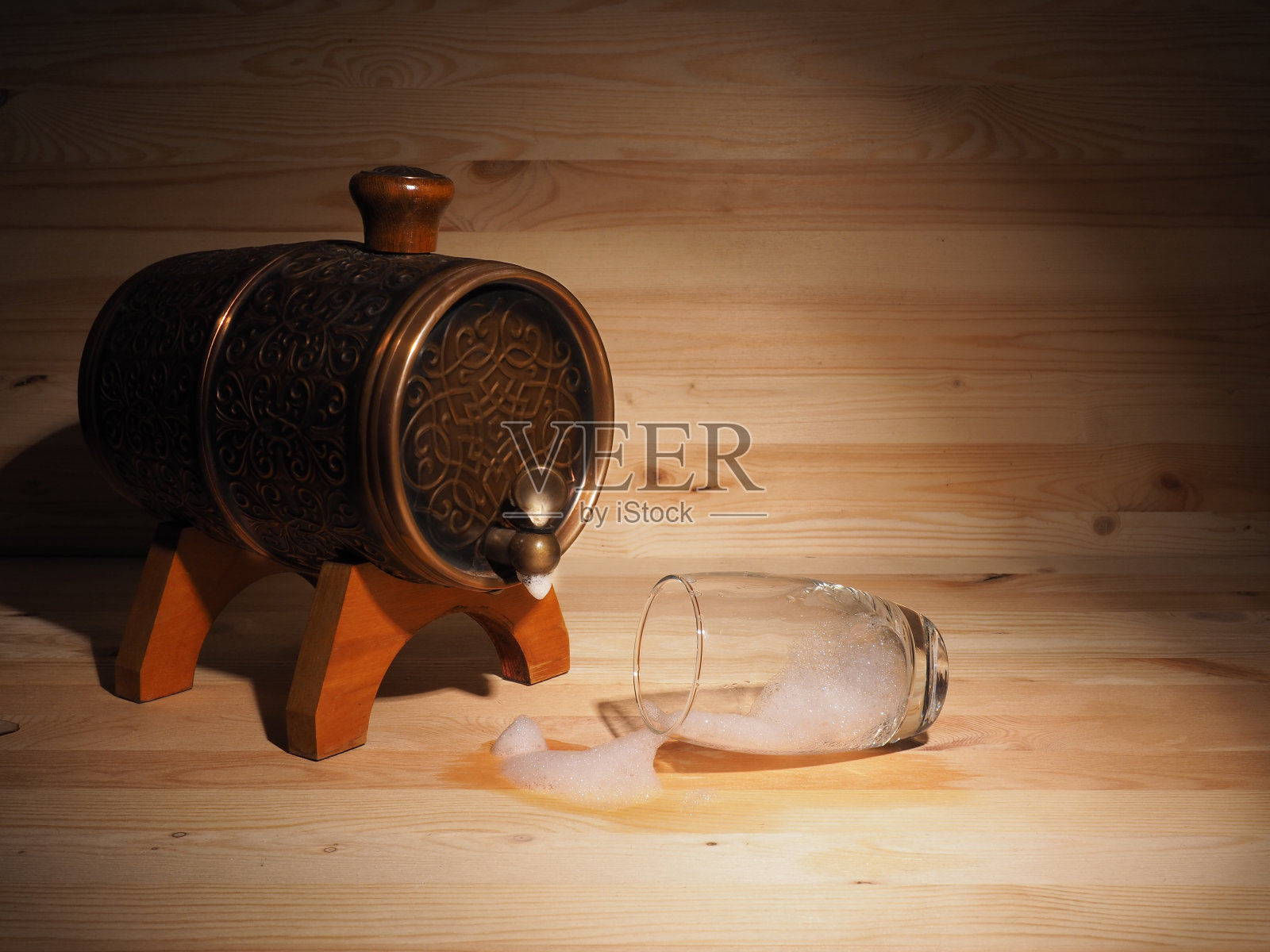 木制背景上的桶和一杯淡啤酒照片摄影图片