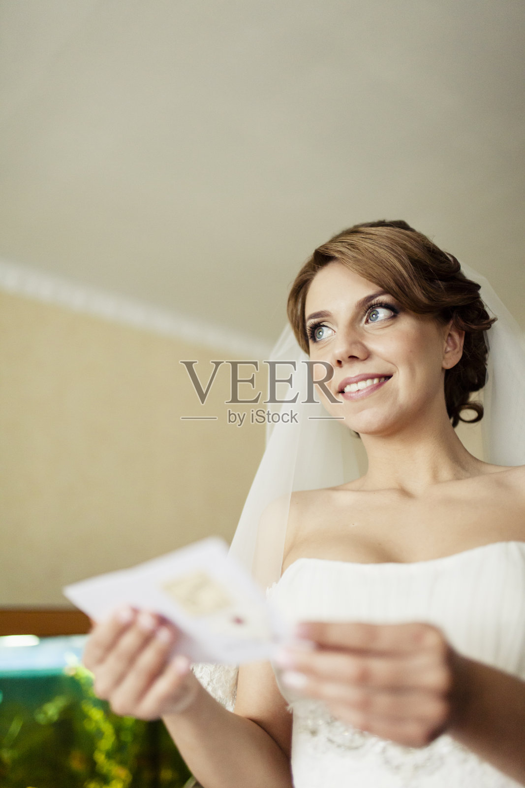 拿着信的新娘照片摄影图片