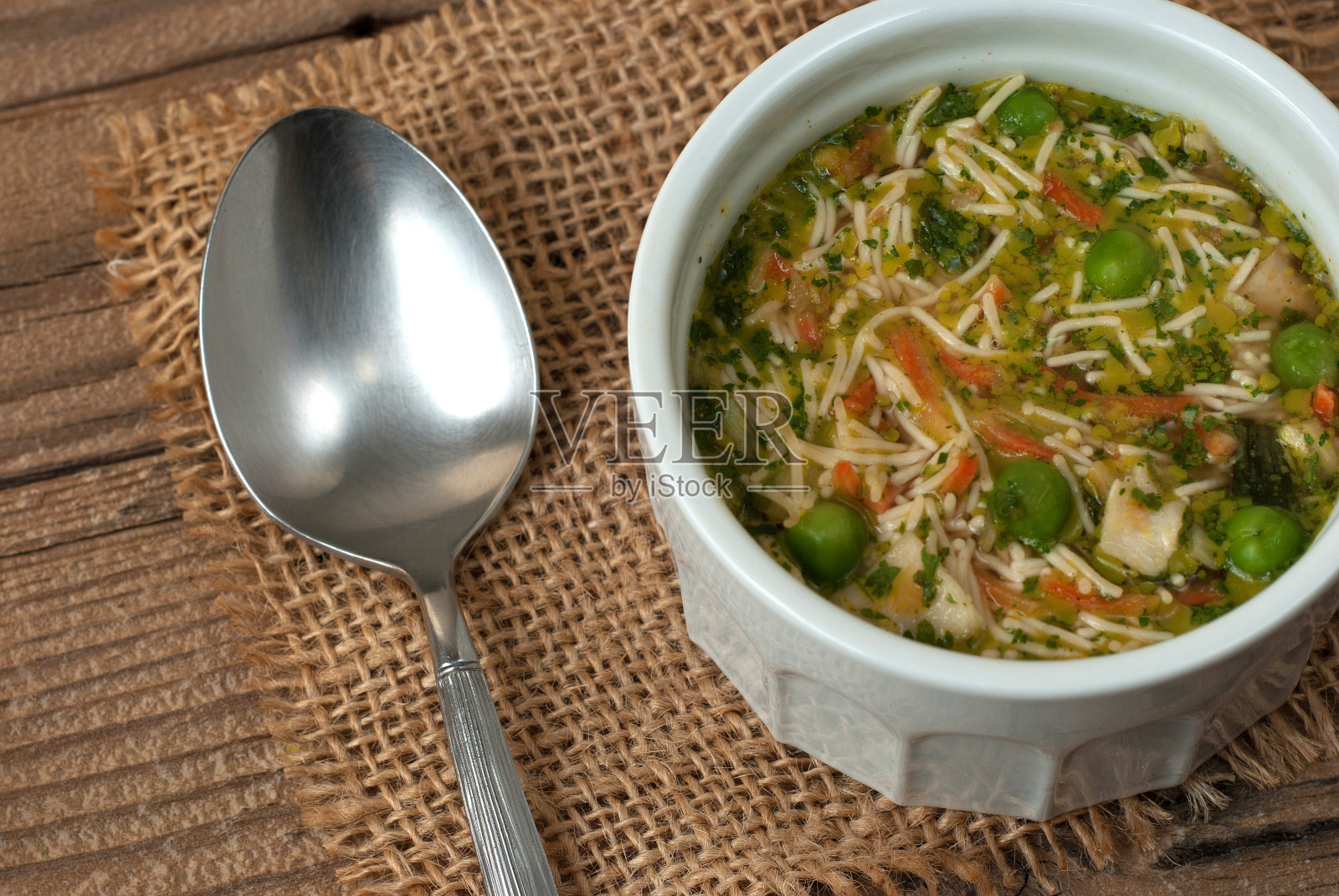 面条和蔬菜的汤照片摄影图片