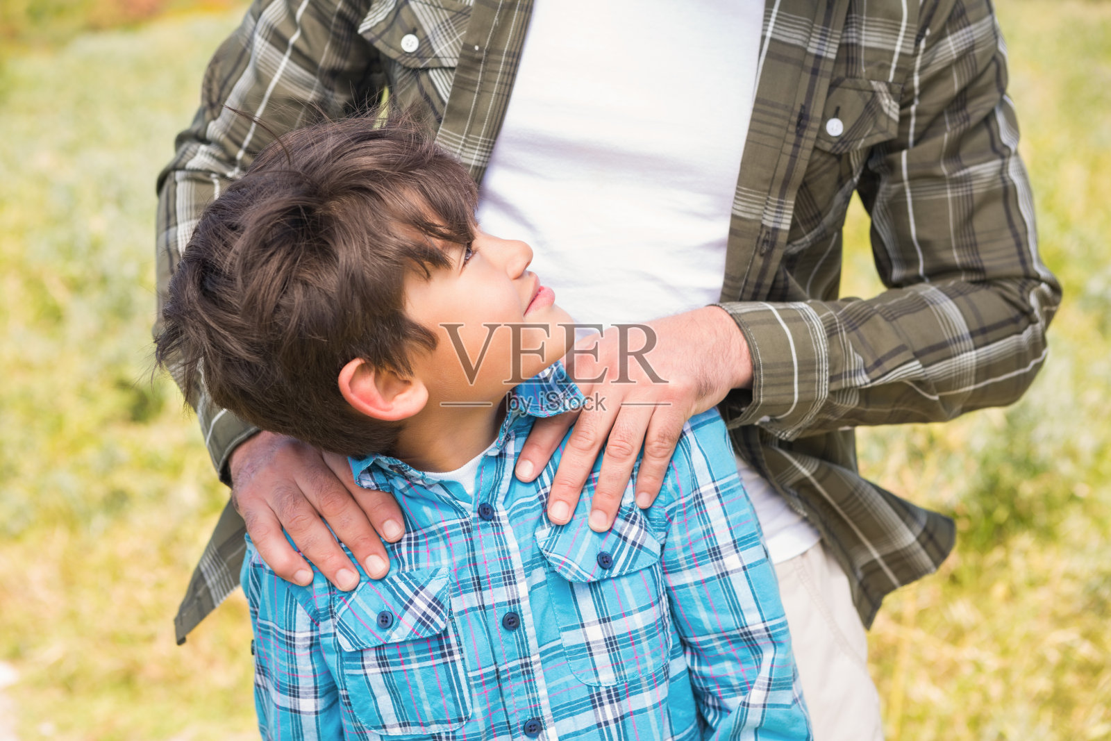 父亲和儿子在乡下照片摄影图片