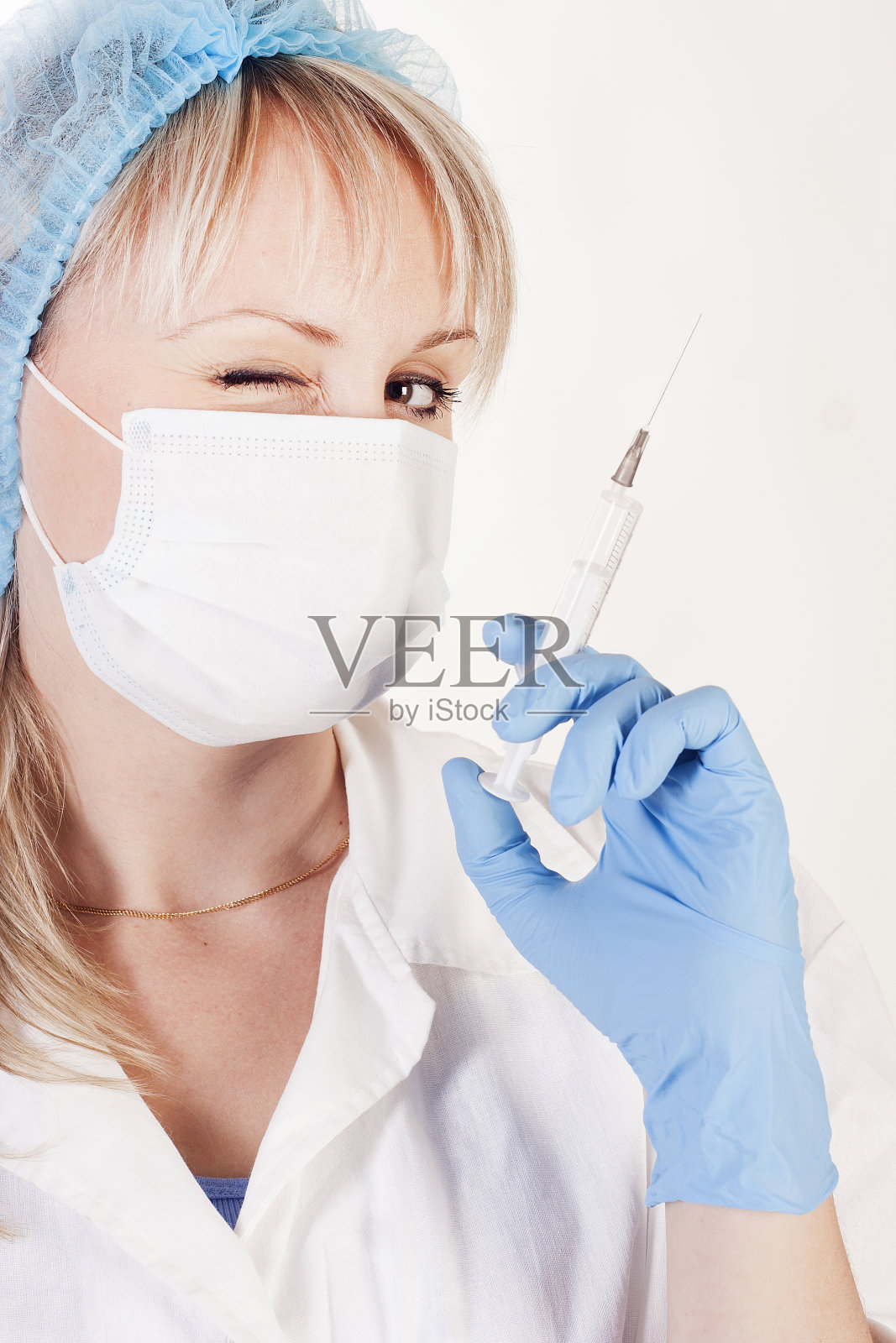 年轻漂亮的医生和注射器照片摄影图片