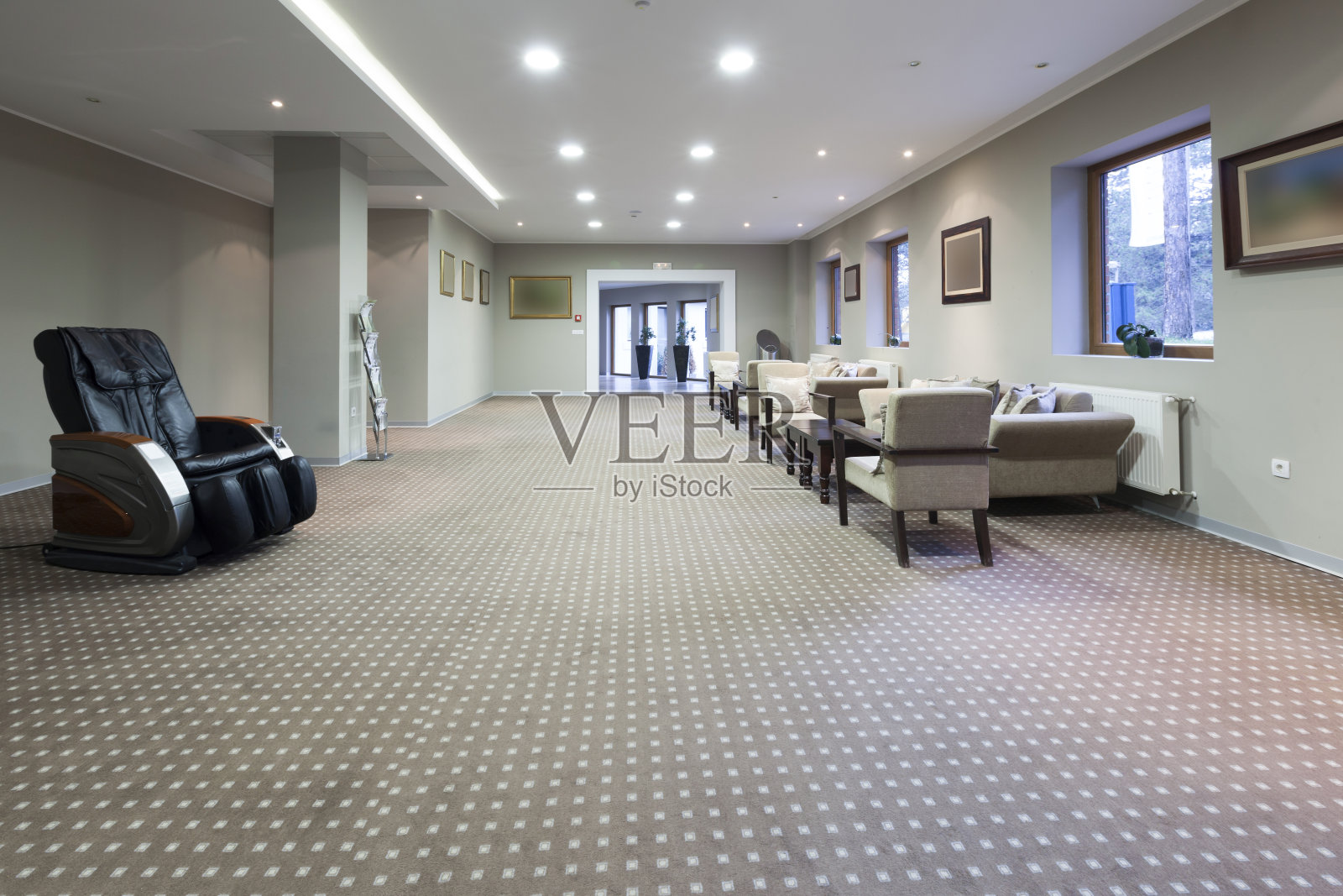 宽敞的大厅内照片摄影图片