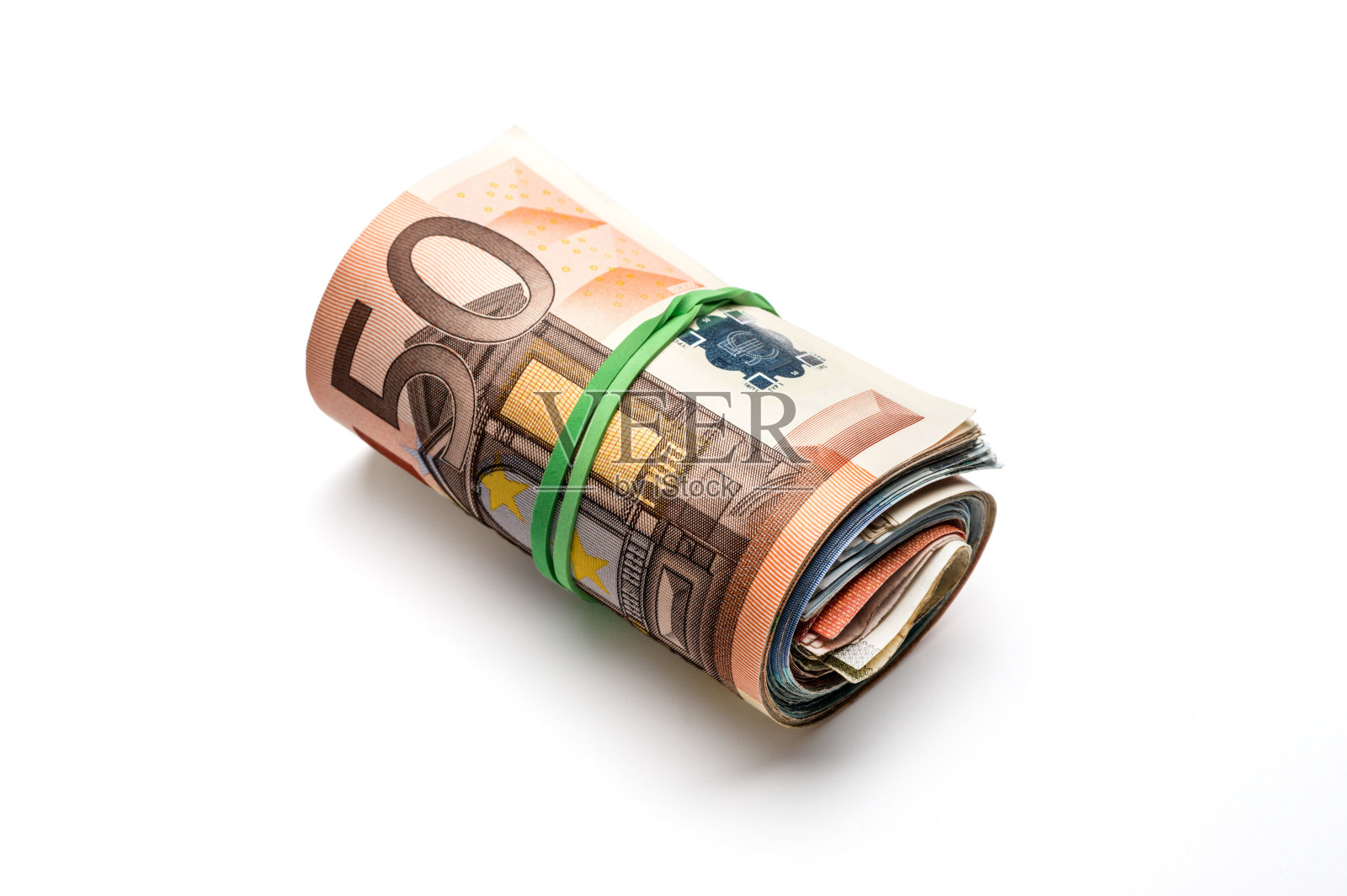 一堆不同面额的欧元钞票。孤立在wh照片摄影图片