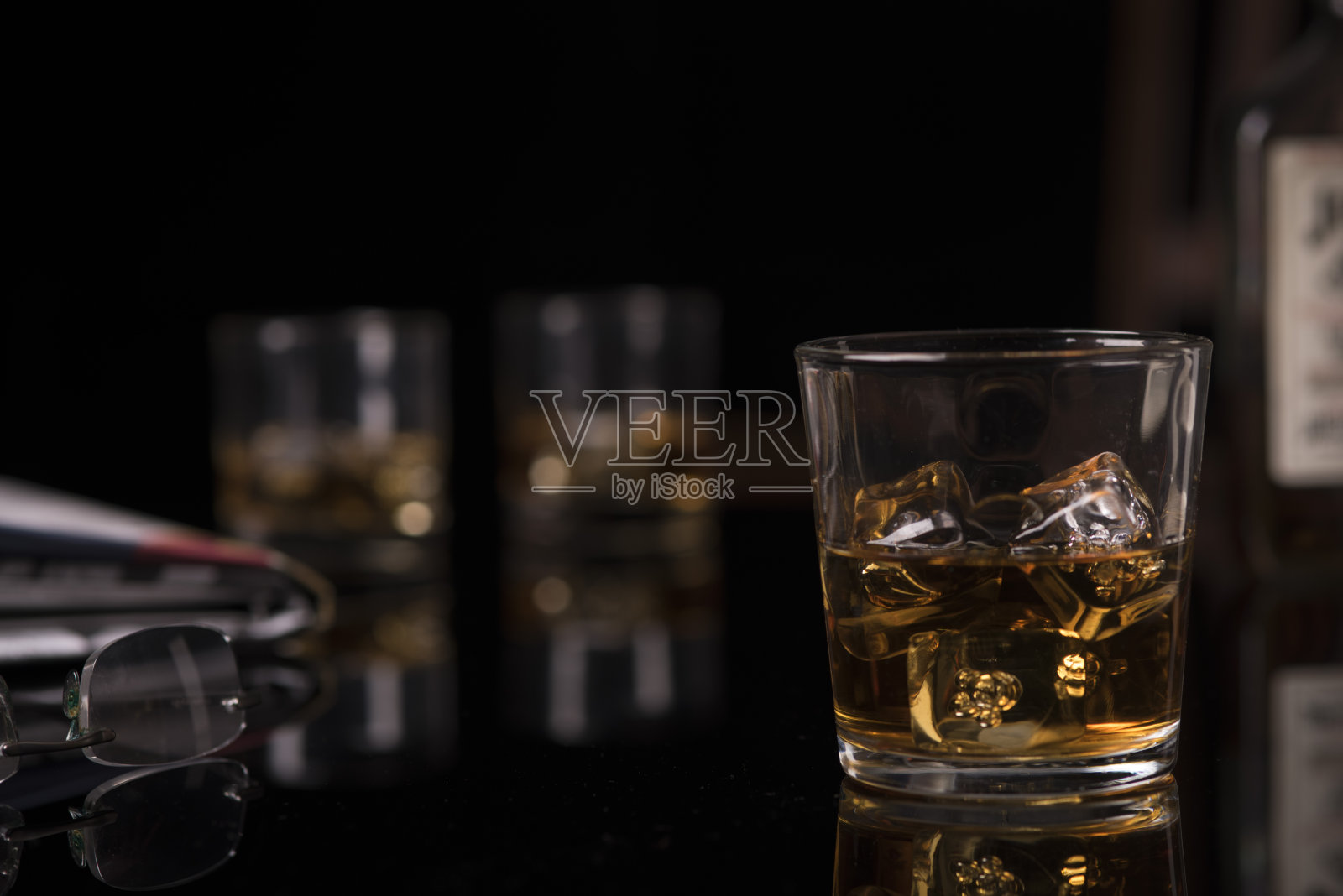 威士忌加冰照片摄影图片