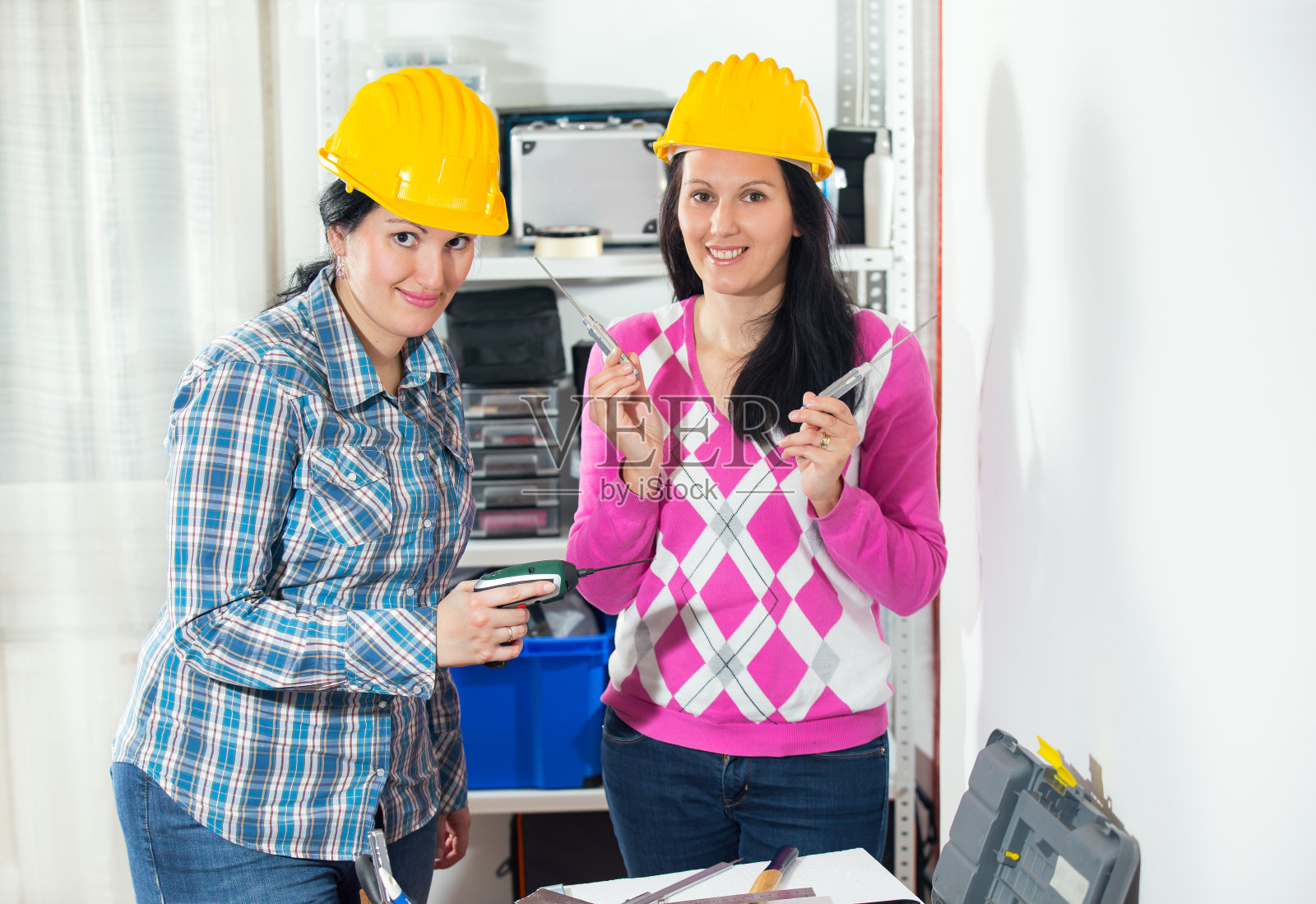 车间里的两个女人照片摄影图片