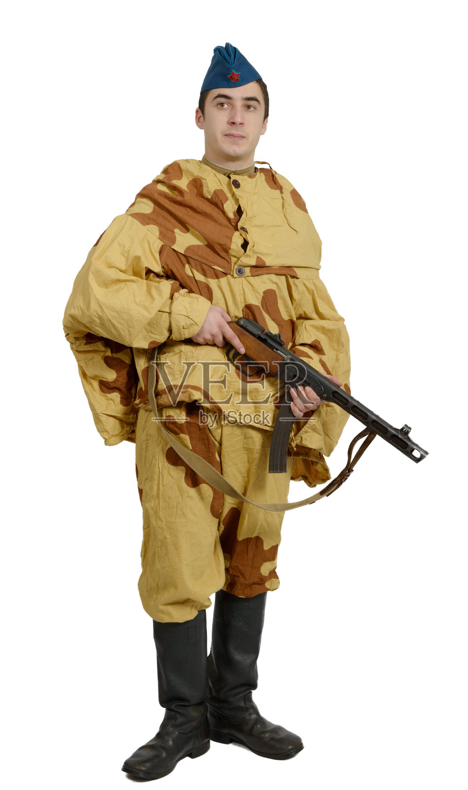 二战中拿着机关枪的年轻苏联士兵照片摄影图片