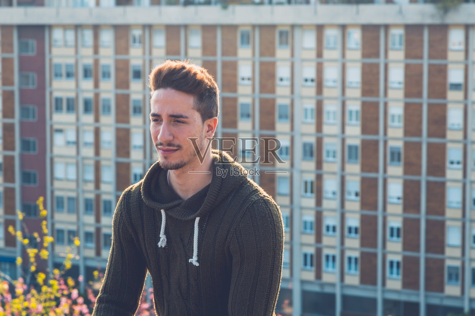 年轻男子在城市背景下拍照照片摄影图片